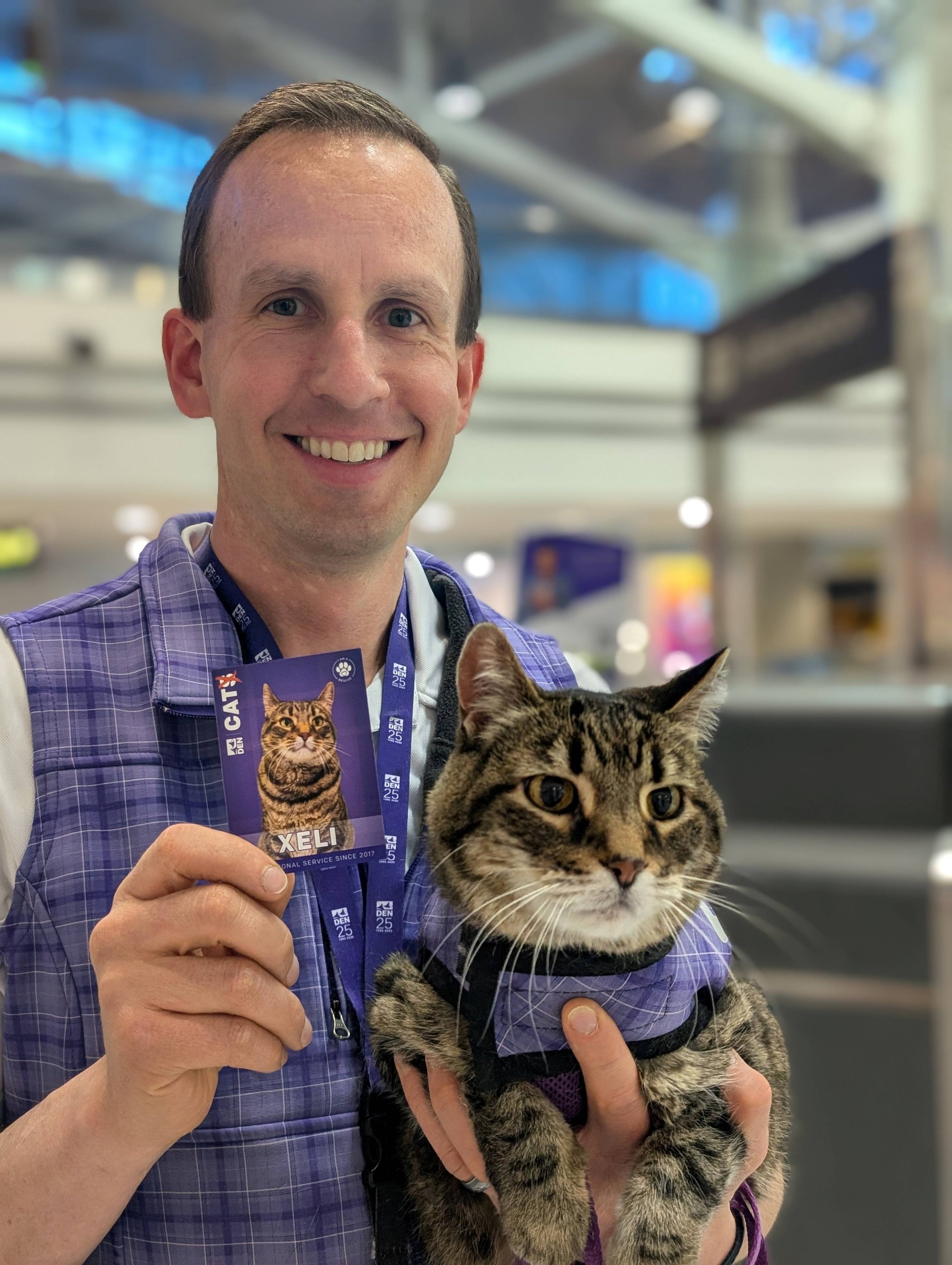 😸 Should therapy cats be allowed in airports?