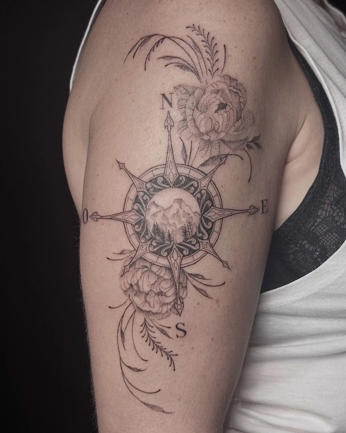 Pour mes amateurs de voyage 🩶

#tattoo #inked #tattooed #tattooartist #tattoodesign #portrait #portraittattoo #quebectattooshops #quebectattoo #eikon #eikontattoo #flashtattoo #flash #tattooidea #tinytattoo #blackminimaltattoo