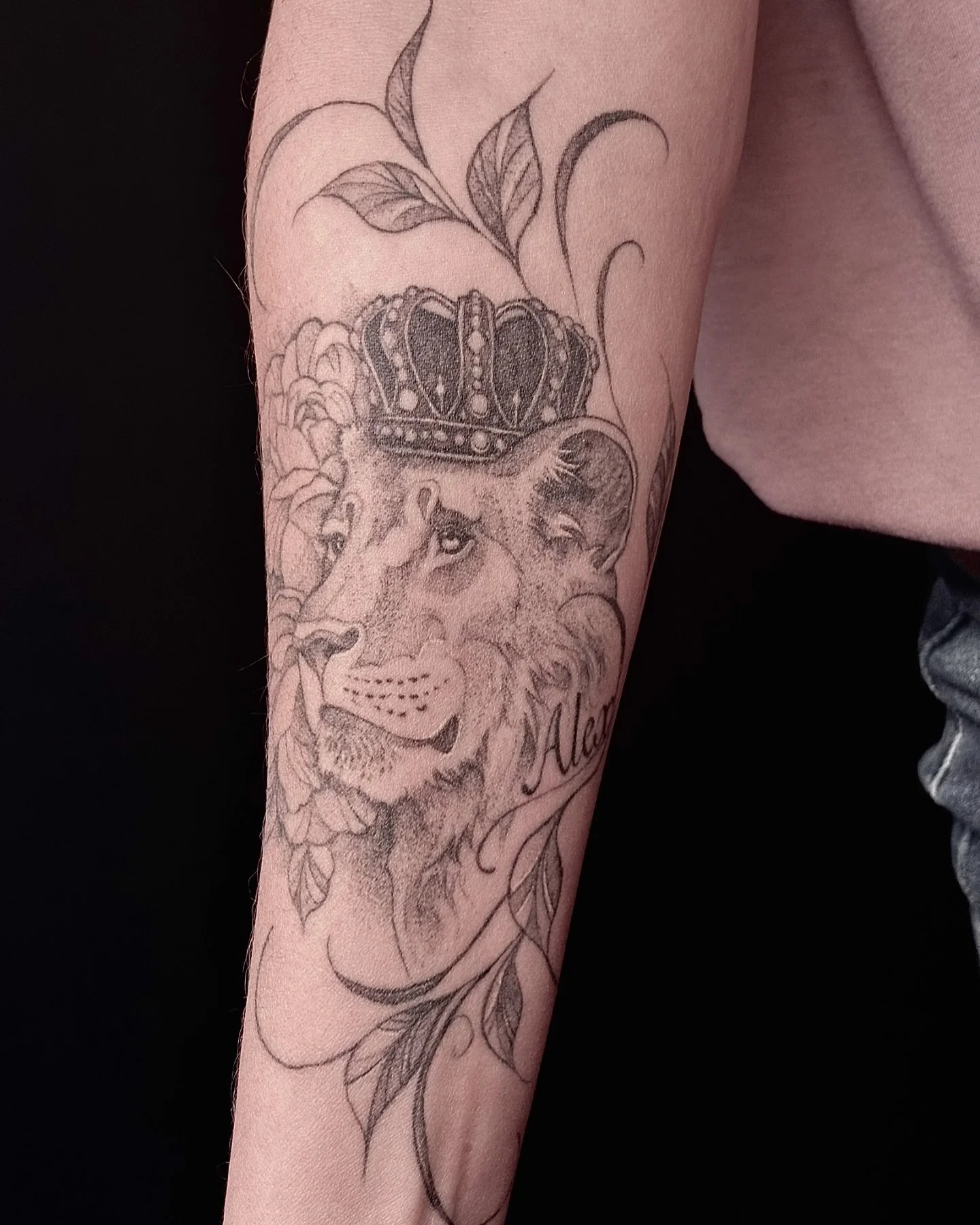 Projet gu&eacute;ri de 1 an!🤍✨

#tattoo #inked #tattooed #tattooartist #tattoodesign #portrait #portraittattoo #quebectattooshops #quebectattoo #eikon #eikontattoo #flashtattoo #flash #tattooidea #tinytattoo #blackminimaltattoo
