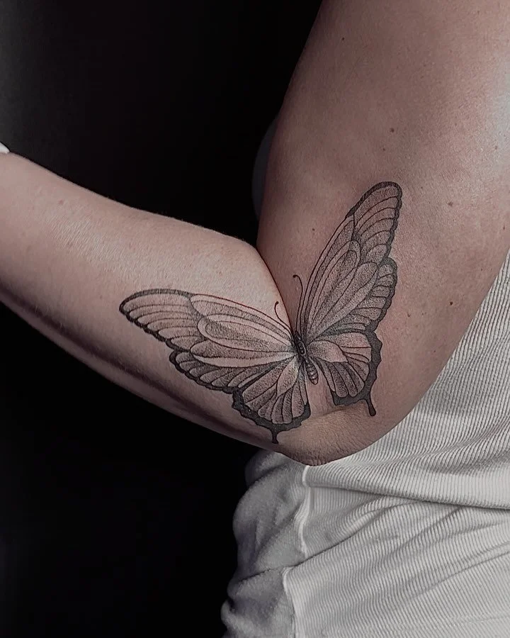 Nouveau projet pr&eacute;f&eacute;r&eacute;😍🤍

#tattoo #inked #tattooed #tattooartist #tattoodesign #portrait #portraittattoo #quebectattooshops #quebectattoo #eikon #eikontattoo #flashtattoo #flash #tattooidea #tinytattoo #blackminimaltattoo