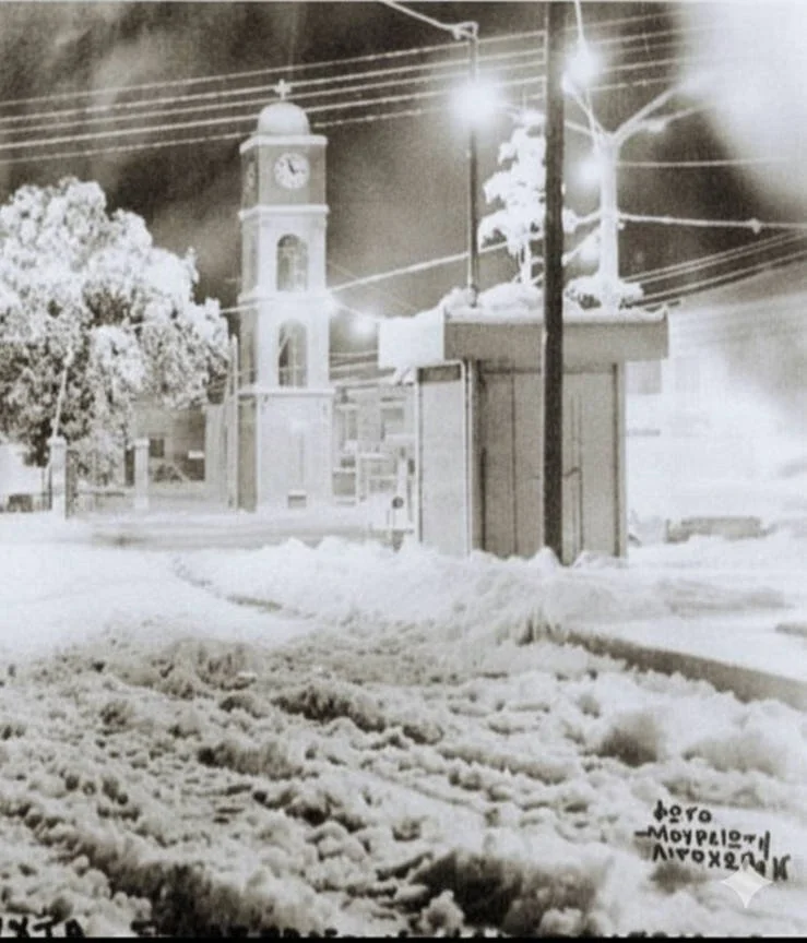 Η πλατεία χιονισμένη