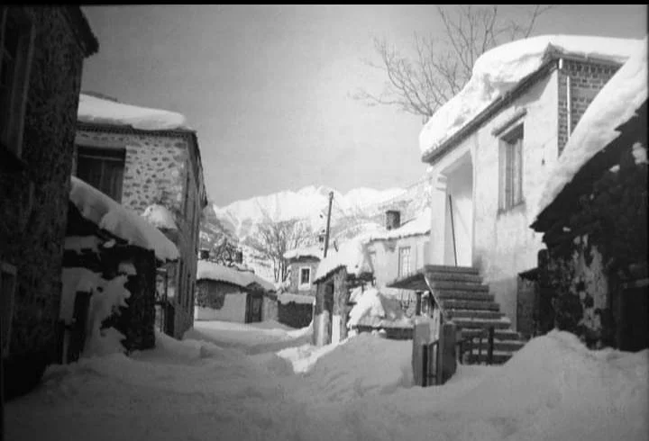 Ο δρόμος πίσω απ την Αγίου ΝΙκολάου χιονισμένος- Φωτογραφία του Λάκη Μουρσιώτη