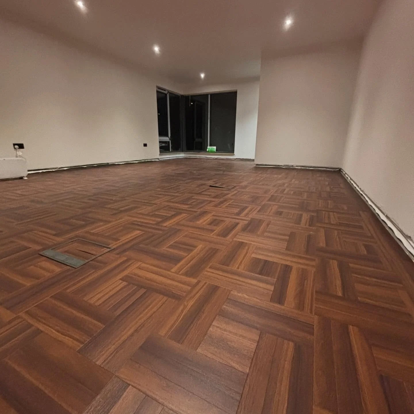 3900 tiles have gone into this beautiful @amticoflooring Chantilly Weave floor with a single plank border. This was an absolute pleasure working on this beautiful property.