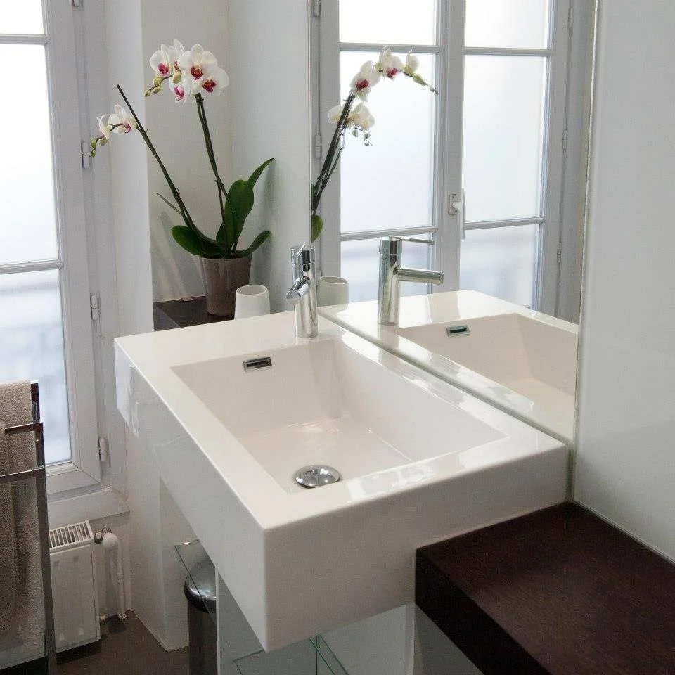 Vasque minimaliste et lumière naturelle – Salle de bain épurée à Ajaccio