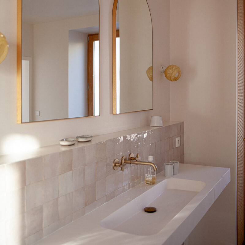 Salle de bain rétro chic – Laiton brossé et carrelage texturé