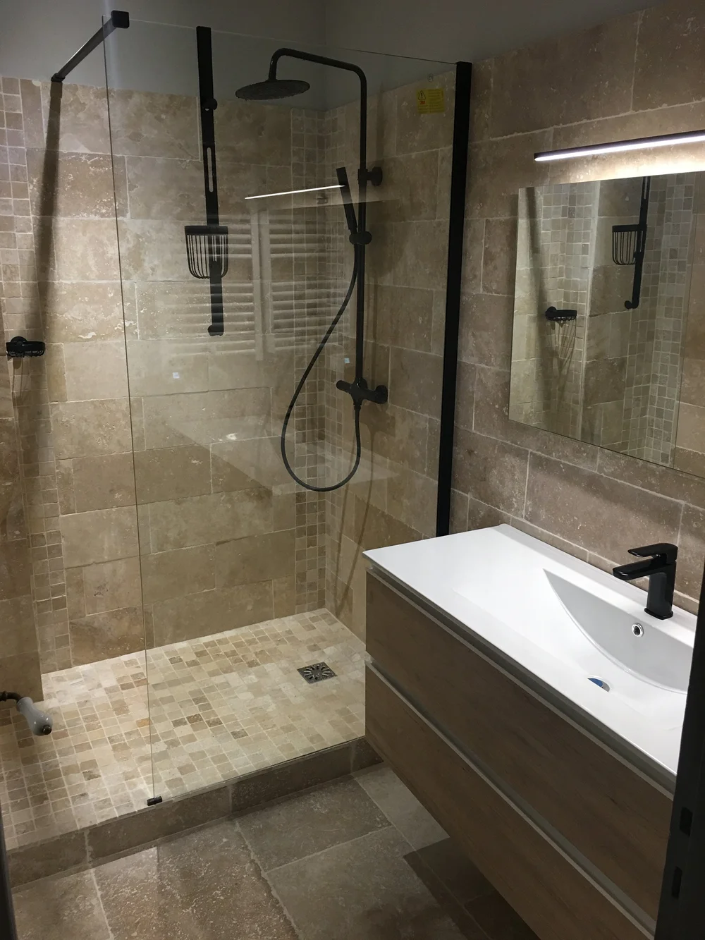 Douche beige avec niche intégrée – Praticité et sobriété méditerranéenne