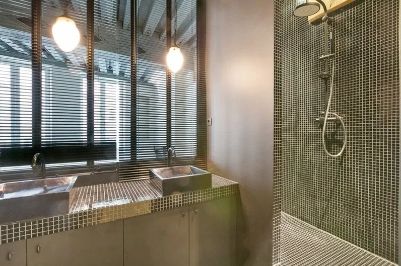 Effet miroir et textures minérales – Petite salle de bain au style affirmé