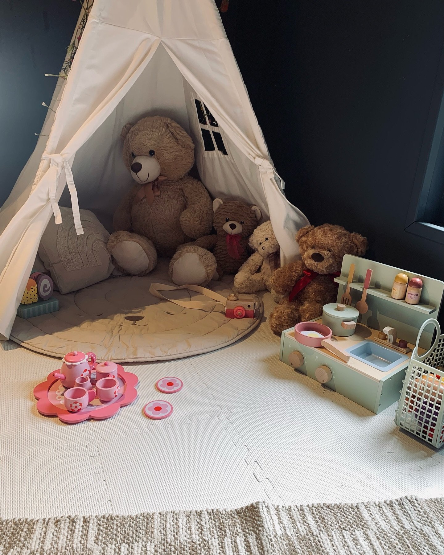 In nearly all of our packages for weddings, christenings, birthdays, events or messy play, we include our teepee set up with a mix of toys suitable for a mix of age ranges and interests 🌈⁣
⁣
📍 North Herts/South Beds/St Albans⁣
⁣
⁣
⁣
⁣
⁣
#weddingcre