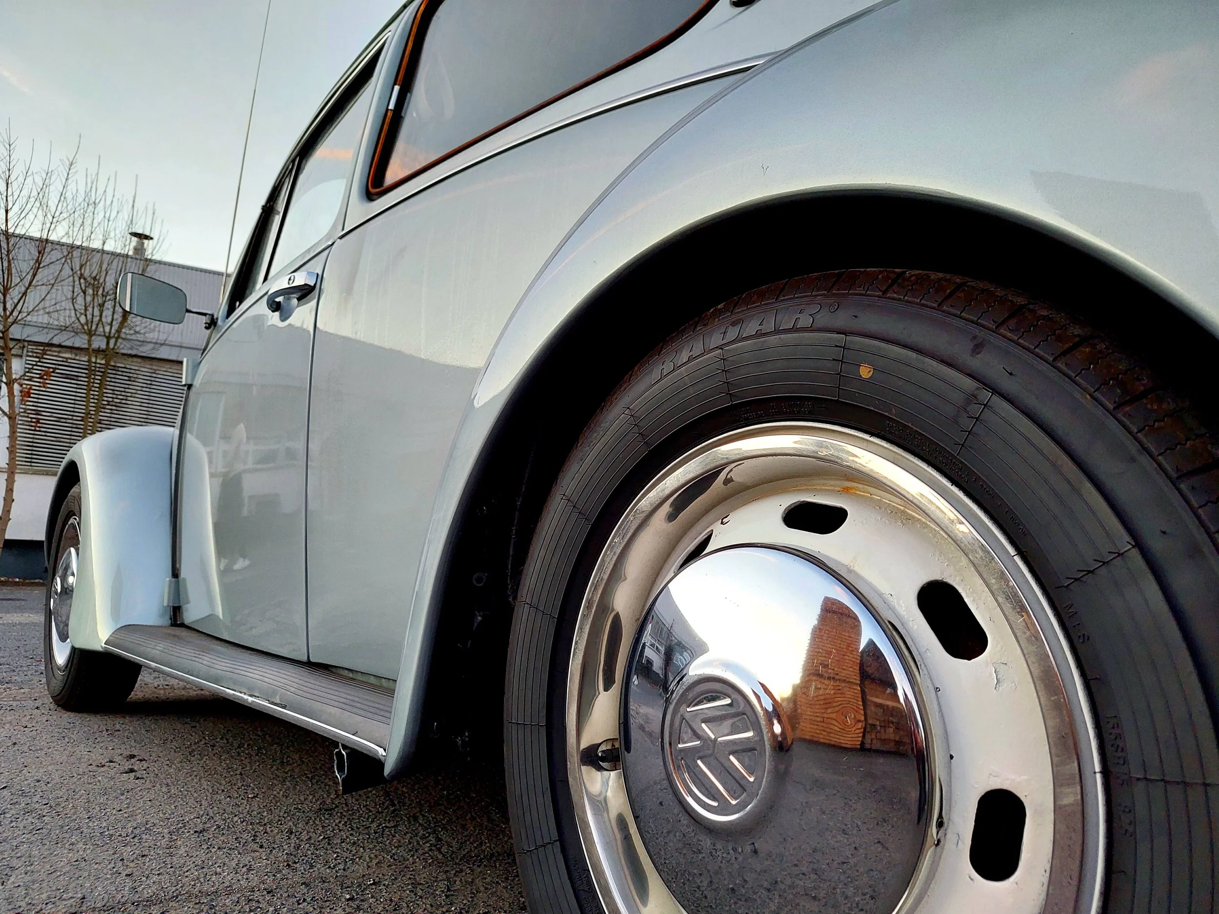 Oldtimer mieten günstig in Arnsberg. VW Käfer ist ein Oldtimer, perfekter Begleiter. Eignet sich für besondere Momente wie Hochzeit. Diesen VW Käfer Oldtimer kannst du als deine Hochzeitskutsche mieten und den Moment unvergesslich machen. Miete günst