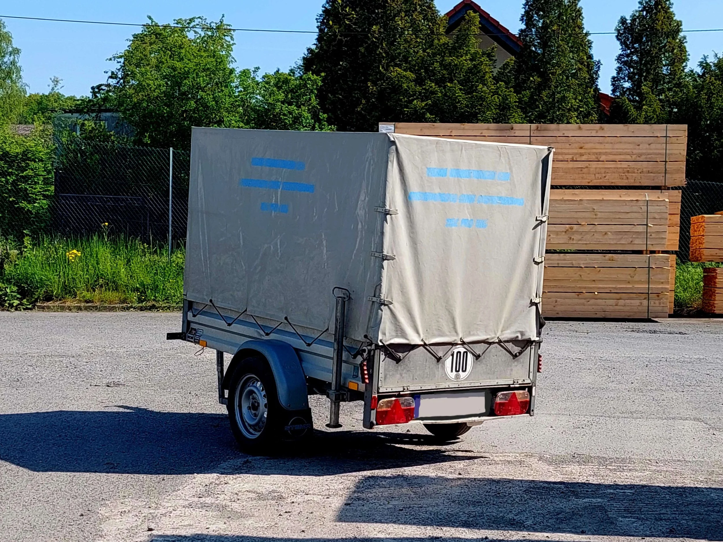 750 kg Anhänger in Arnsberg mieten.
Du möchtest einen Anhänger in Arnsberg und Umgebung mieten? Unser praktischer 750 kg Anhänger ist ideal für Gartenarbeiten, Renovierungen, kleinere Bauprojekte, Transporte und viele weitere Einsätze.
Der 750 kg Anh