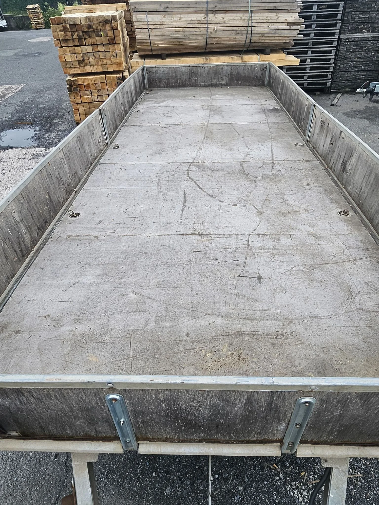 Anhänger extralang mieten günstig in Arnsberg. Trailer 6 Meter mieten in Arnsberg günstig. Anhänger Lang mieten. Trailer für lange Materialien.