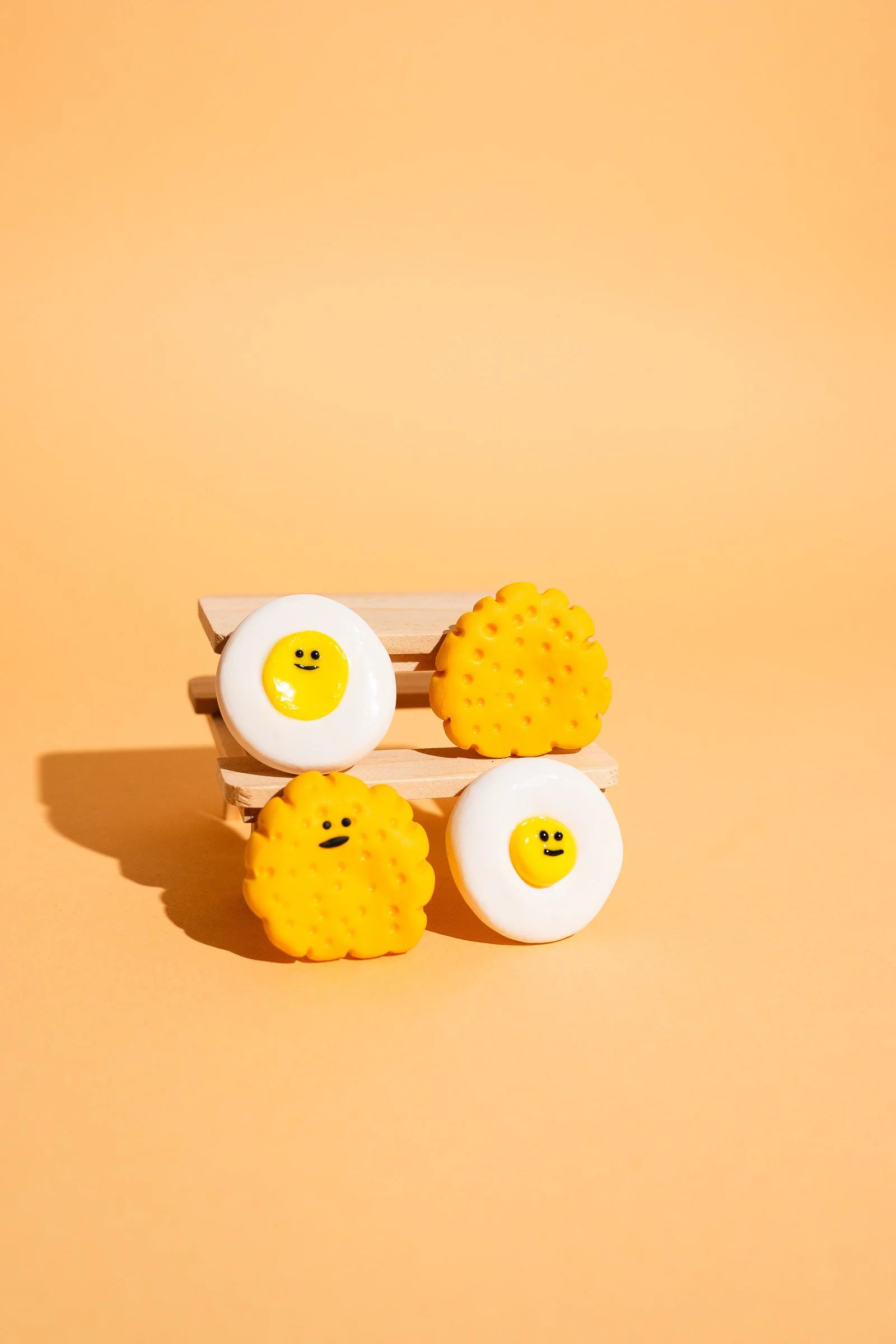 Niedlicher Spiegelei-Sorgenstein für ADHS und Neurodivergenz