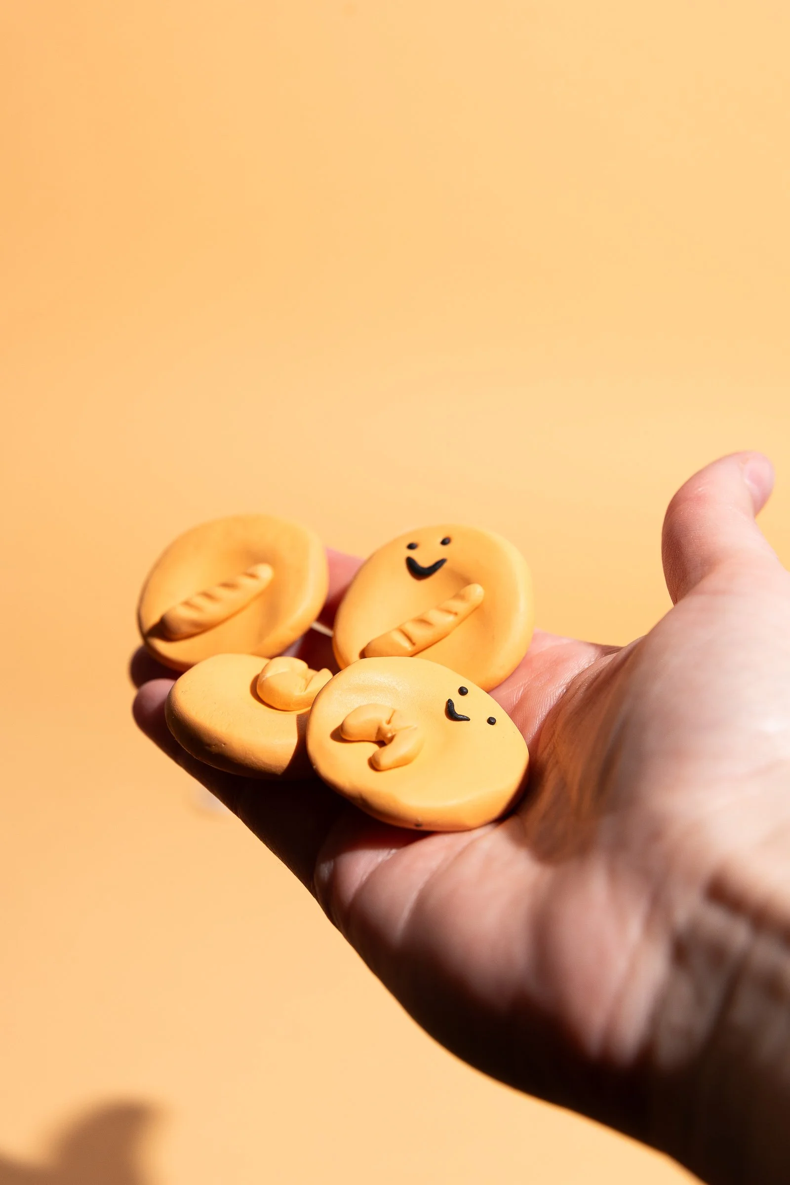 Handgemachter Croissant-Sorgenstein als Fidget Toy für ADHS und Autismus