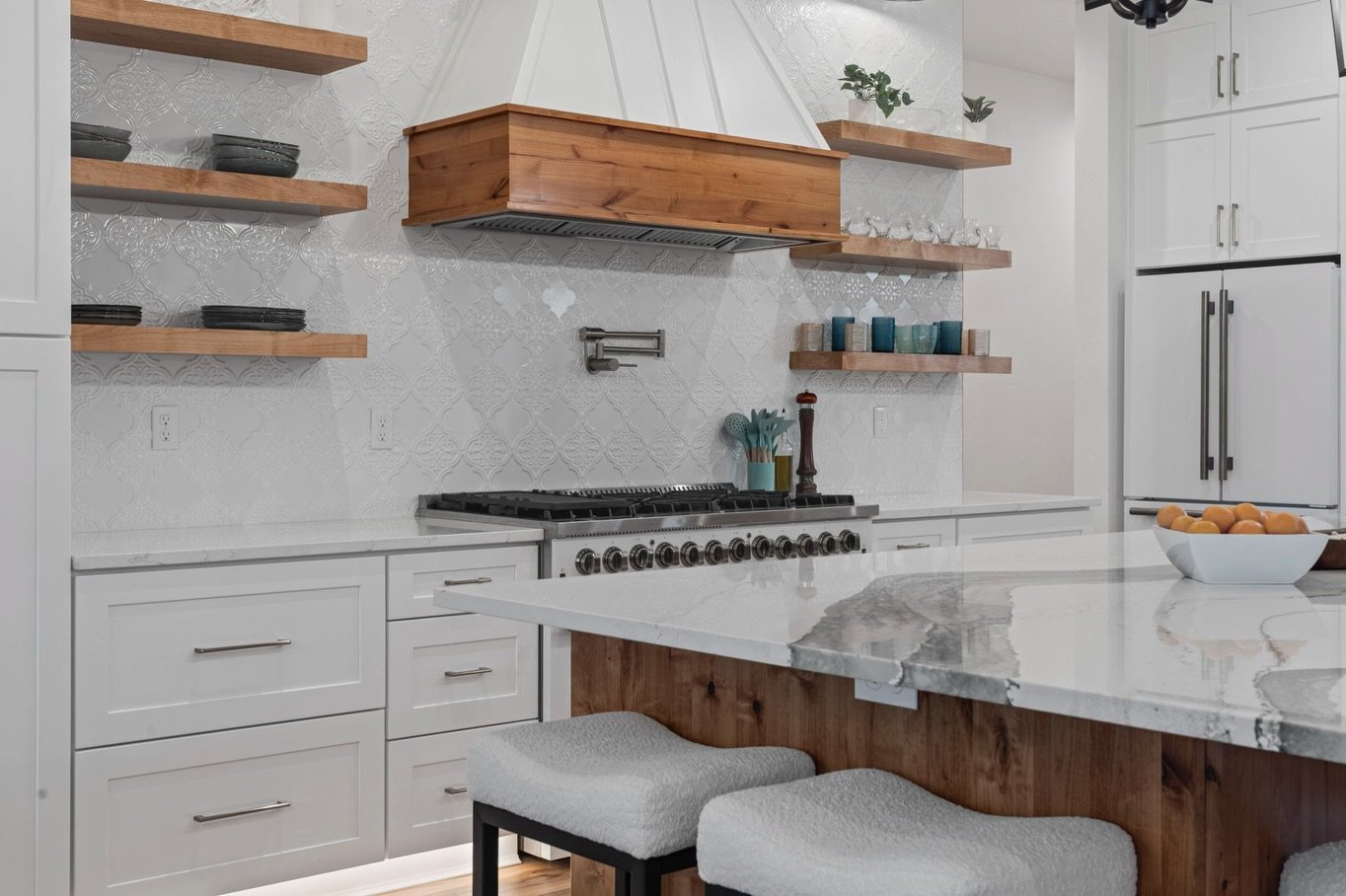 That&rsquo;s what happens when a talented builder @genuinehomesllc takes your basic white shaker cabinets and transforms them into a timeless farmhouse haven here in Tri Cities.

We love all about this combination of classic backdrop and rustic hicko