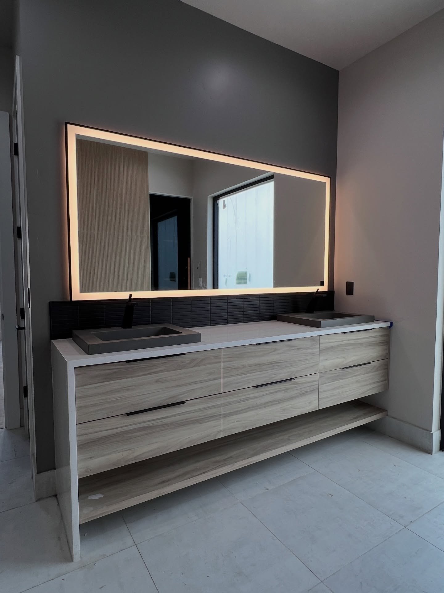 Little preview into this modern house designed and executed by @draftcodesigns 

If you are a fan of simple and timeless geometric forms, earthy tones and straight lines that captivate your gaze all the way up the 12 ft ceilings, stay tuned for more 