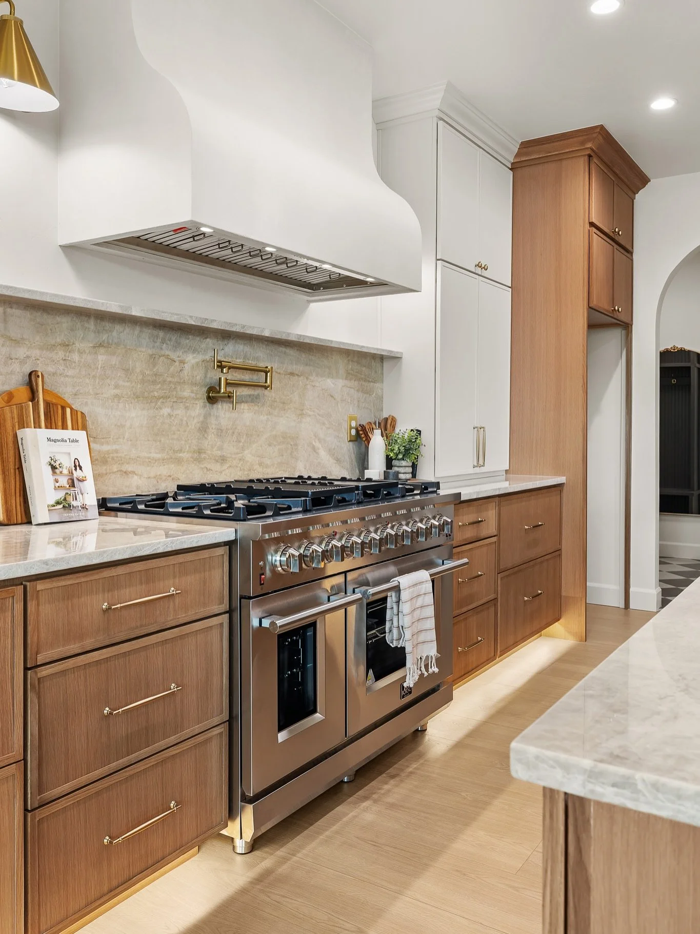 Timeless kitchens are made with quality materials, thoughtful planning, functional layouts and a pinch of love 🤌🏼🤍

Rift white oak is forever. Its soft tone and predictable pattern thanks for a special cut is a natural base for any design style. 
