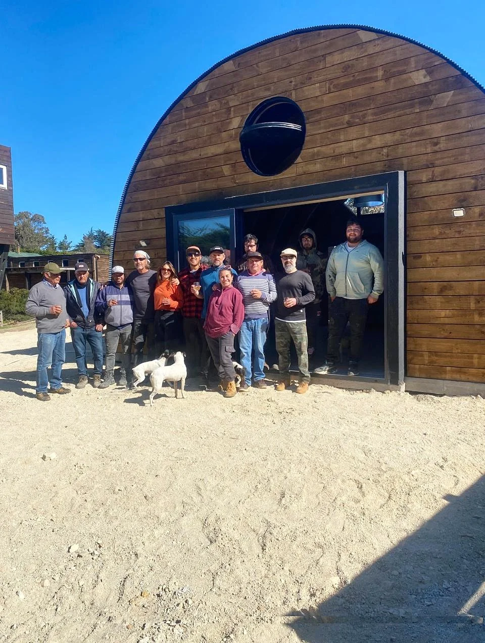 En un maravilloso d&iacute;a de septiembre 2025 celebramos un hito que marcar&aacute; nuestra historia: la entrega de nuestra nueva Sala de Experiencias y Cava subterr&aacute;nea en Cervecer&iacute;a del Mar &middot; Viejo Lobo. 

Un espacio so&ntild