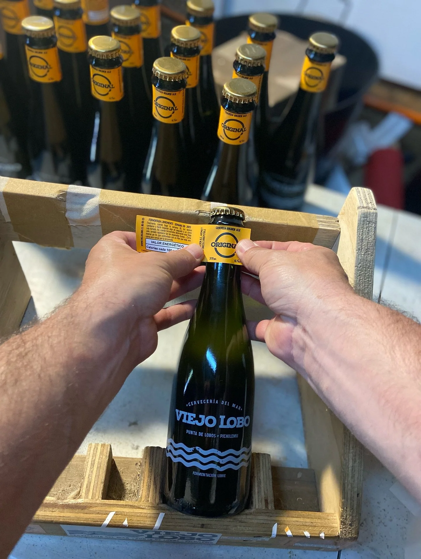 🏷️ Cada botella pasa por nuestras manos antes de llegar a las tuyas. Cada etiquetaci&oacute;n no es una l&iacute;nea de producci&oacute;n, sino un ritual: un gesto lento, preciso, casi sagrado.

No hay prisa, solo cuidado 🍻

#Cervecer&iacute;aDelMa