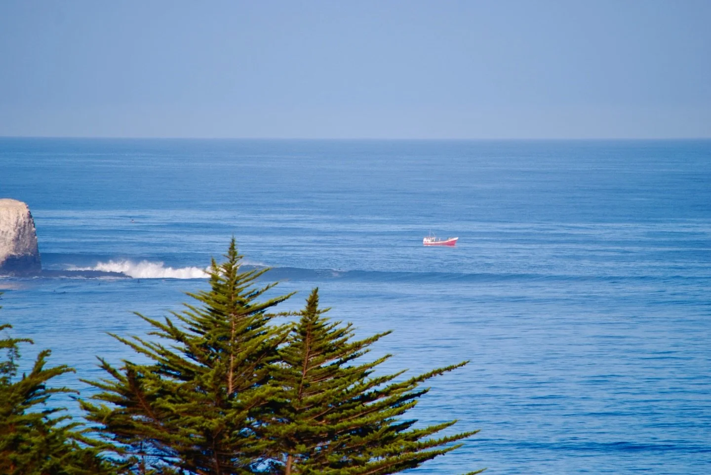 Tenemos el privilegio de estar a pasos del mar.

Cada ma&ntilde;ana vemos a la gente de mar salir a trabajar: pescadores artesanales, curtidos por el tiempo, que entienden el oc&eacute;ano como parte de su vida.

Desde Punta de Lobos, en Pichilemu, h