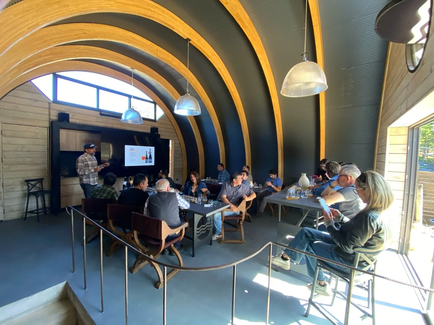 🍻🌊 Ayer en Cervecer&iacute;a del Mar recibimos la visita de @paraisodelsur_chile , con quienes compartimos una gran jornada de trabajo en torno a lo que nos une: el respeto por el origen, el oficio, la obsesi&oacute;n por los detalles y un compromi