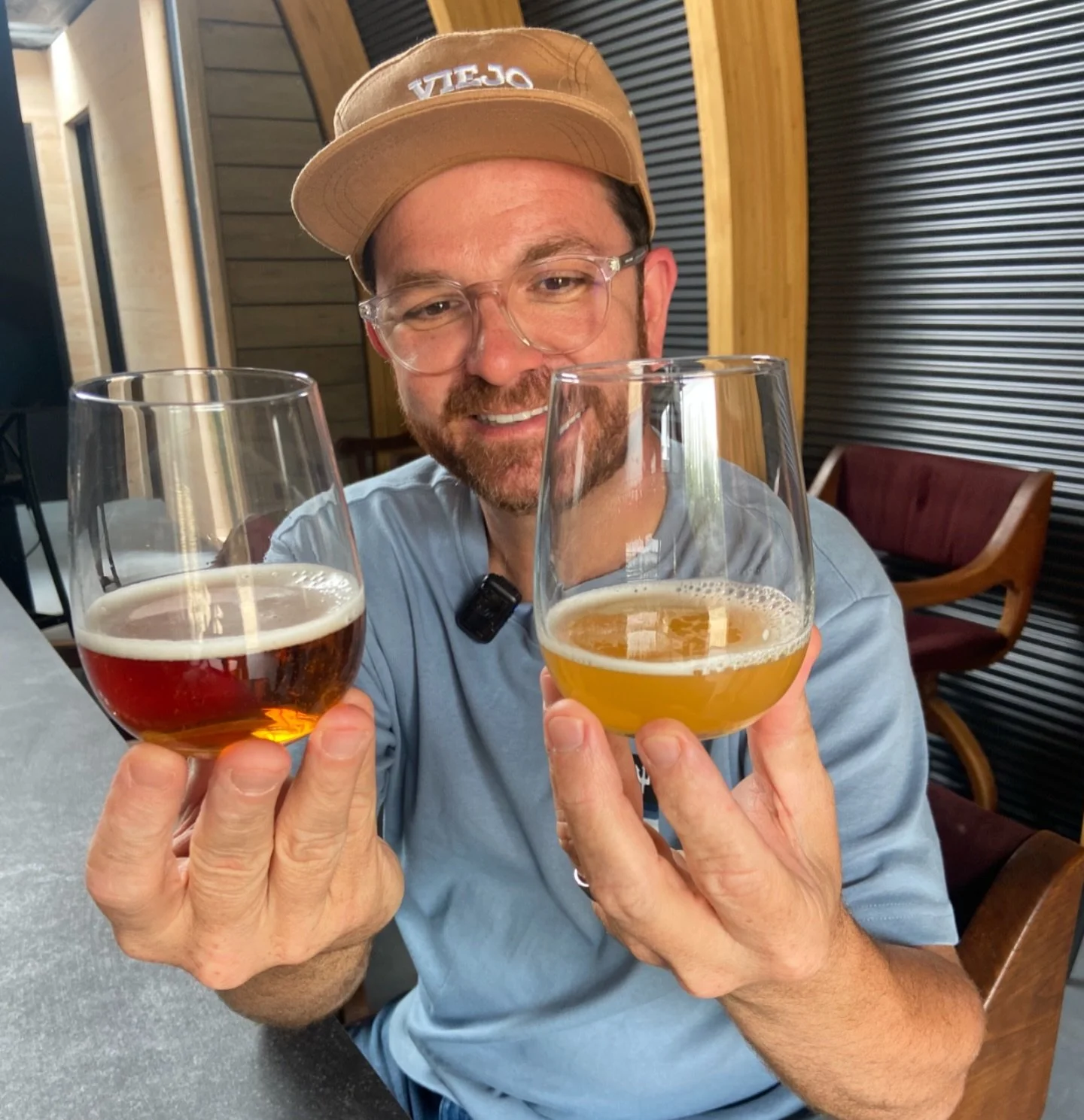 La misma cerveza. Cuatro a&ntilde;os de diferencia.

En esta imagen conviven dos momentos de un mismo origen: Una versi&oacute;n joven, fresca y vibrante, y otra que ha pasado a&ntilde;os en cava, evolucionando en silencio.

Con el tiempo, nuestras c