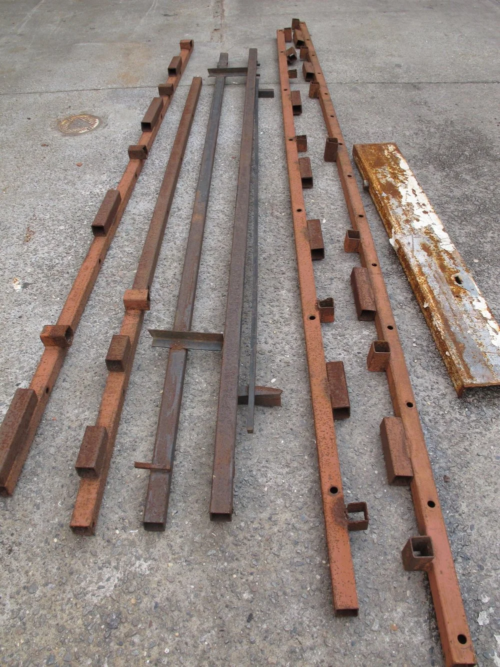 OS005 Distressed Metal Rod