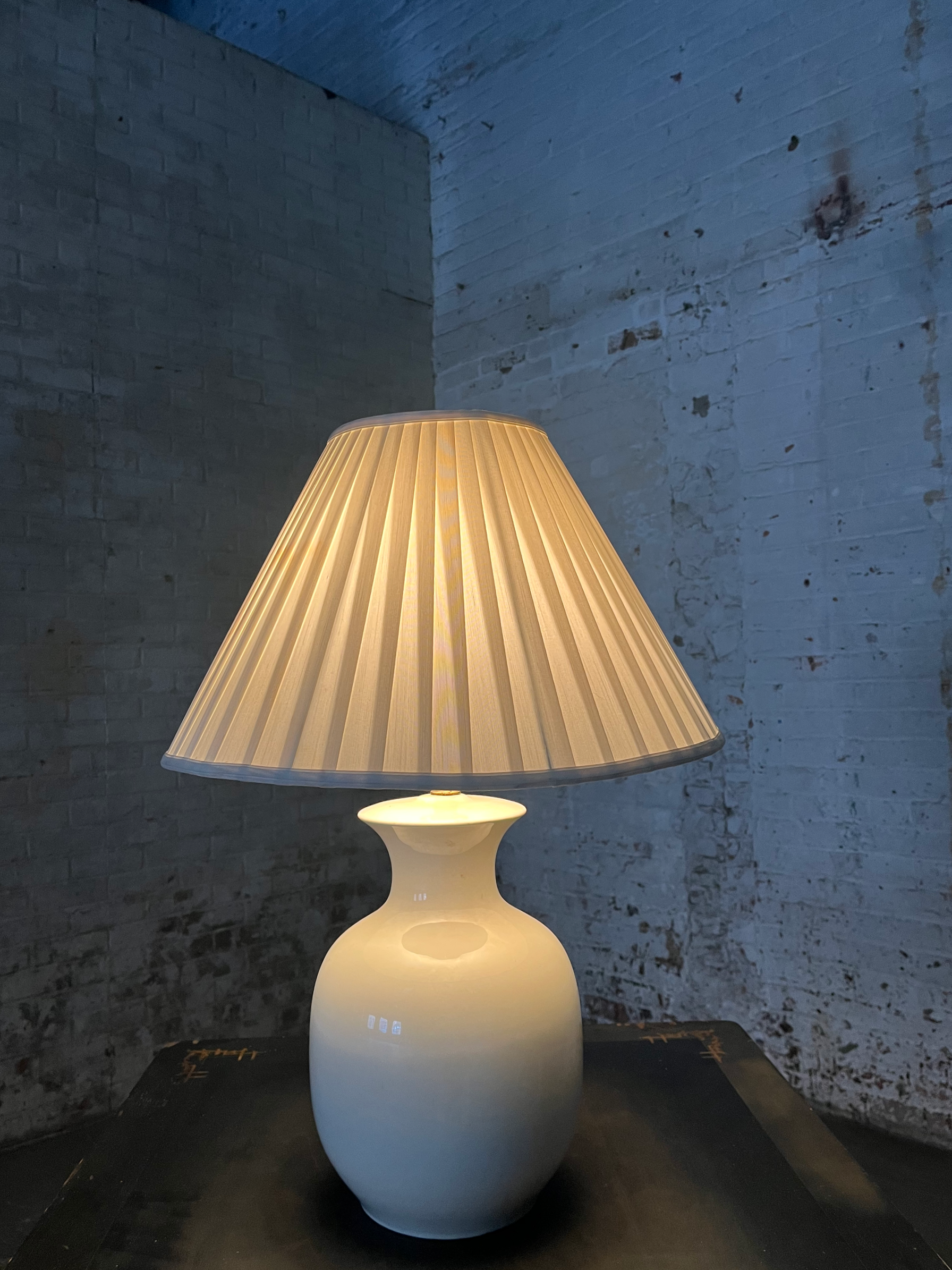 DL132 White Ceramic Table Lamp