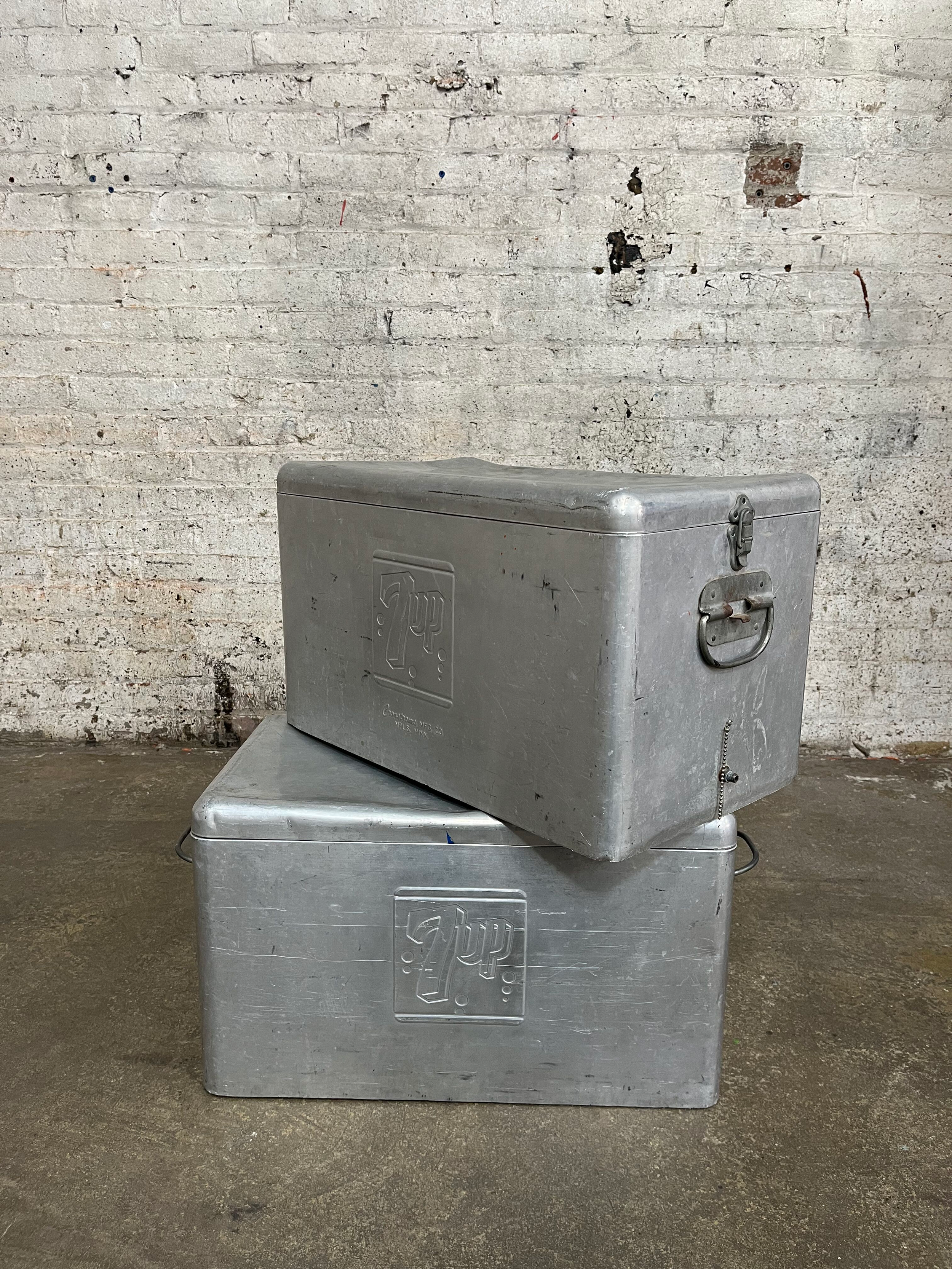 DT001-DH Vintage Silver 7UP Cooler