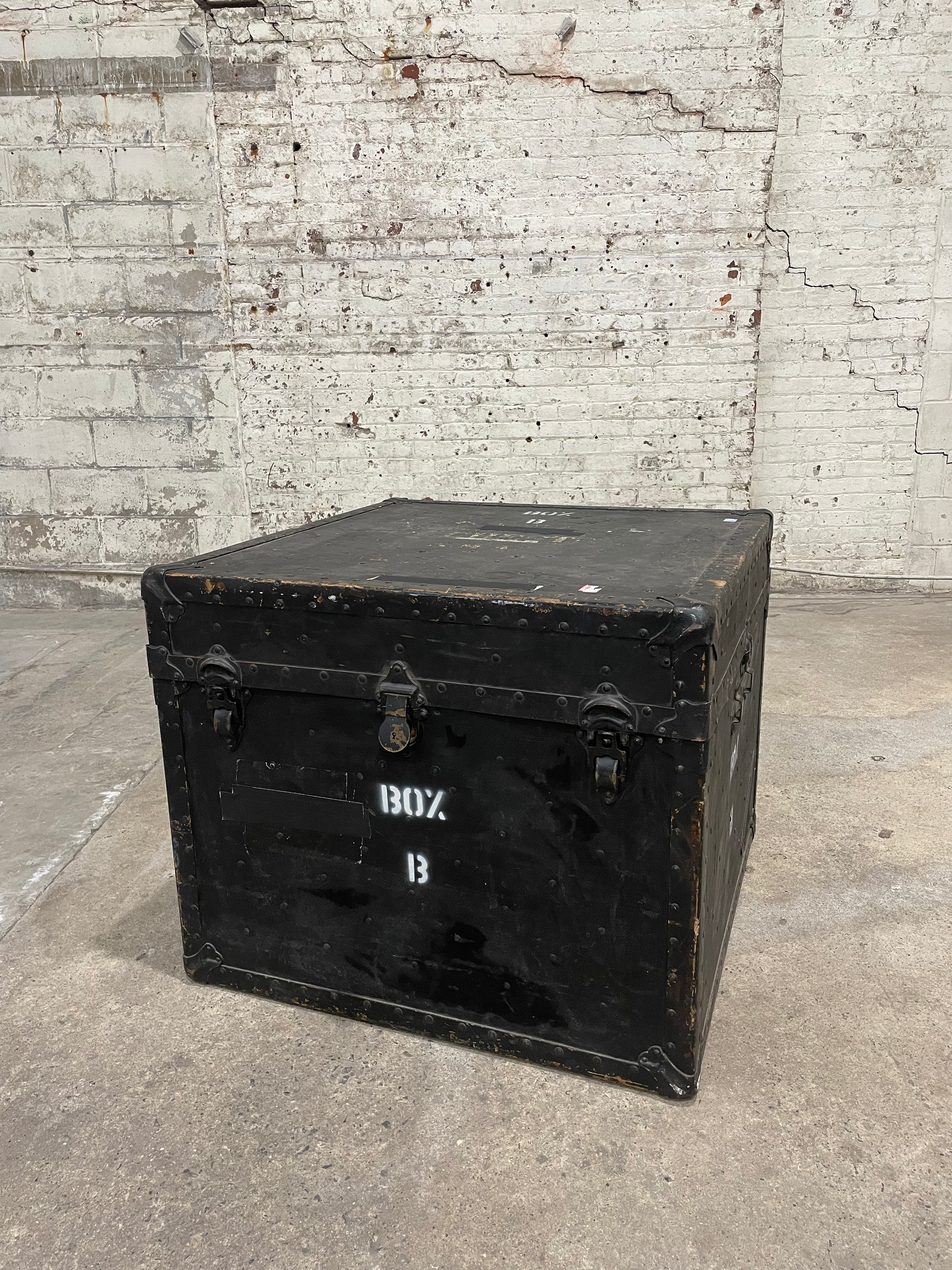 DT074 Aged Large Black Roadie Case