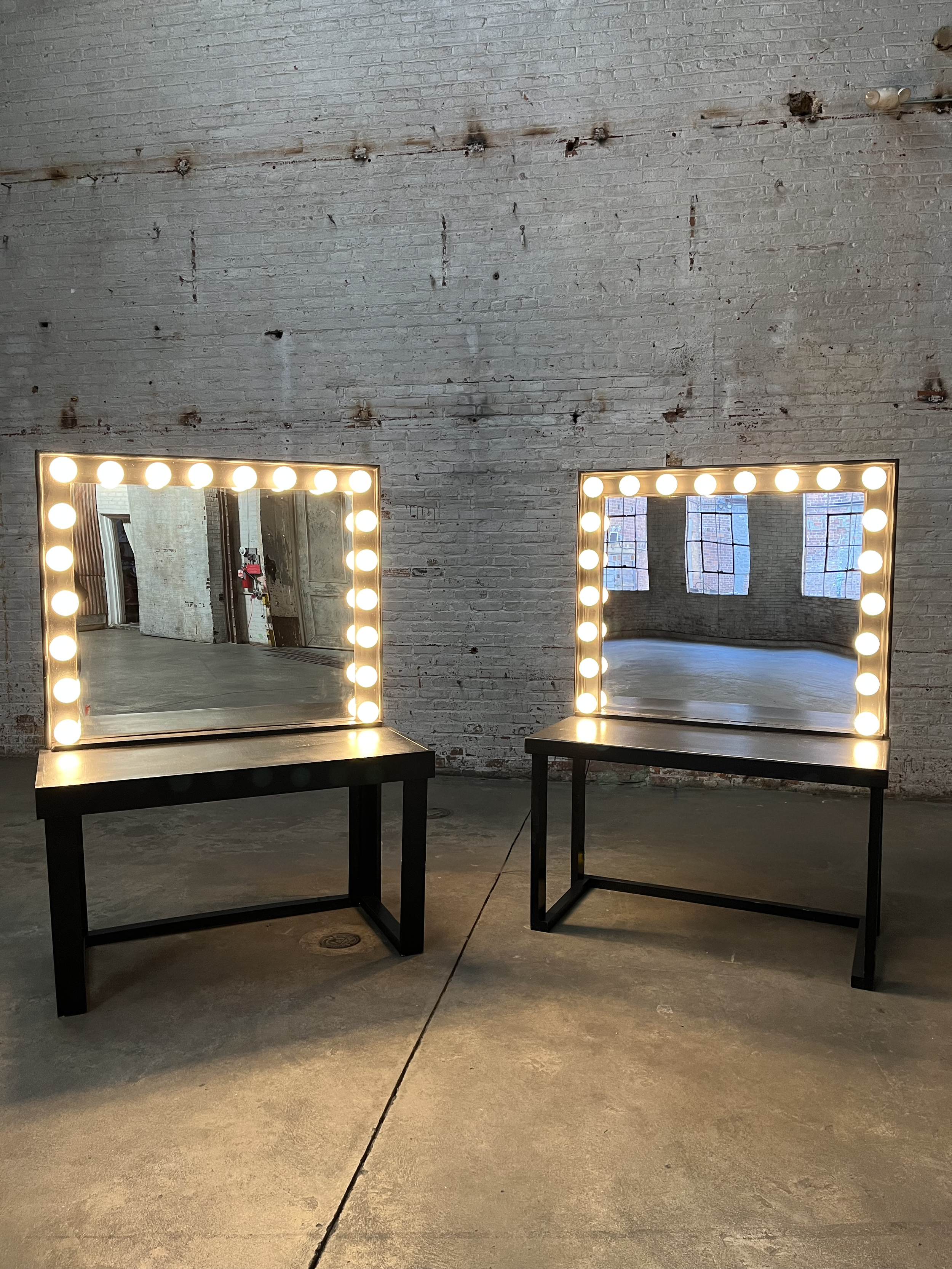 FV004-BD Large Classic Black Vanity With Bulbs