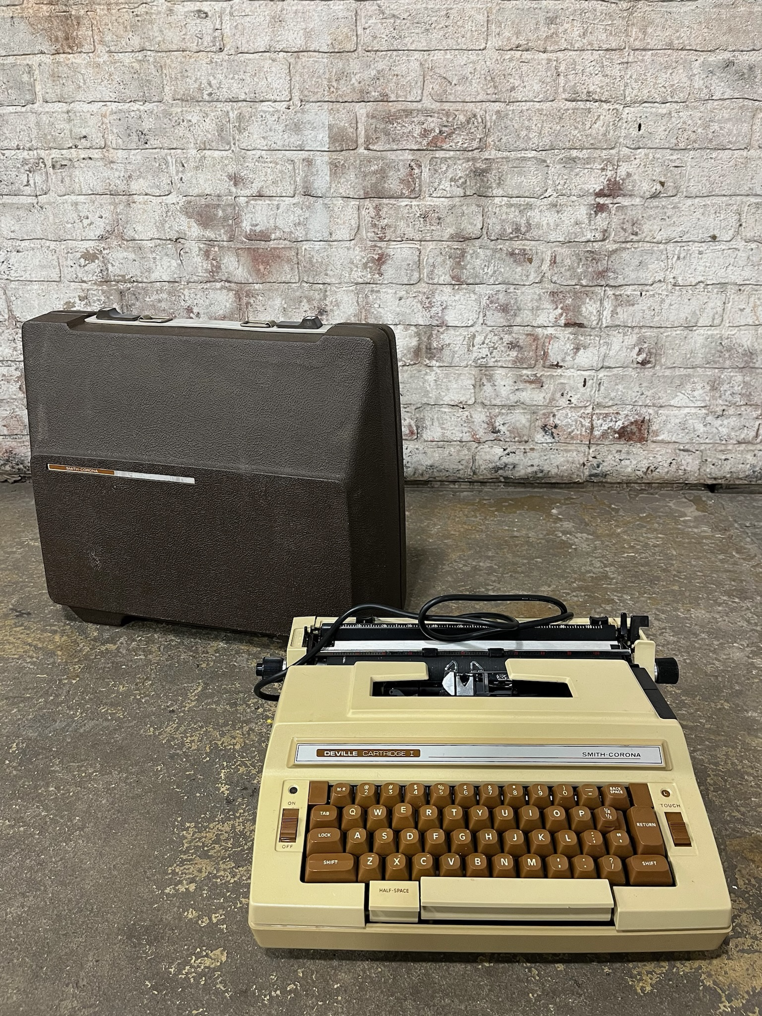 SE049-PS Vintage Yellow and Brown Smith-Corona Typewriter With Brown Case