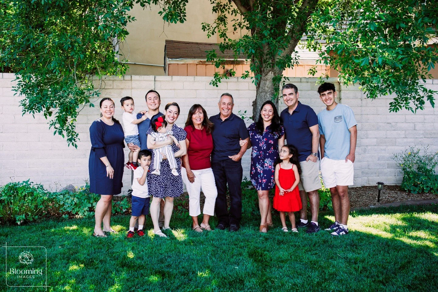 ✨ Most of the family lives miles apart, but when everyone was finally in the same place, they knew it was the perfect time to capture some memories together in their backyard. 📸💛 Moments like these are rare,  and so worth remembering.
.
.
.
.
.
.
.