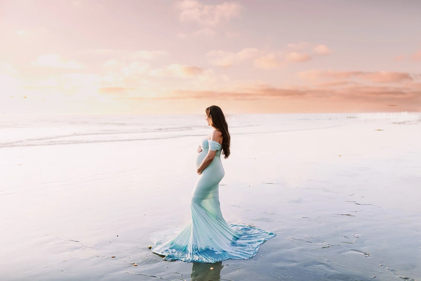 Then we headed to the beach for part two of Natalie&rsquo;s maternity session, and it absolutely did not disappoint. That golden beach sunset, the salty breeze, and the way the light wraps everything in warmth&hellip; honestly, not much beats it. 🌊?