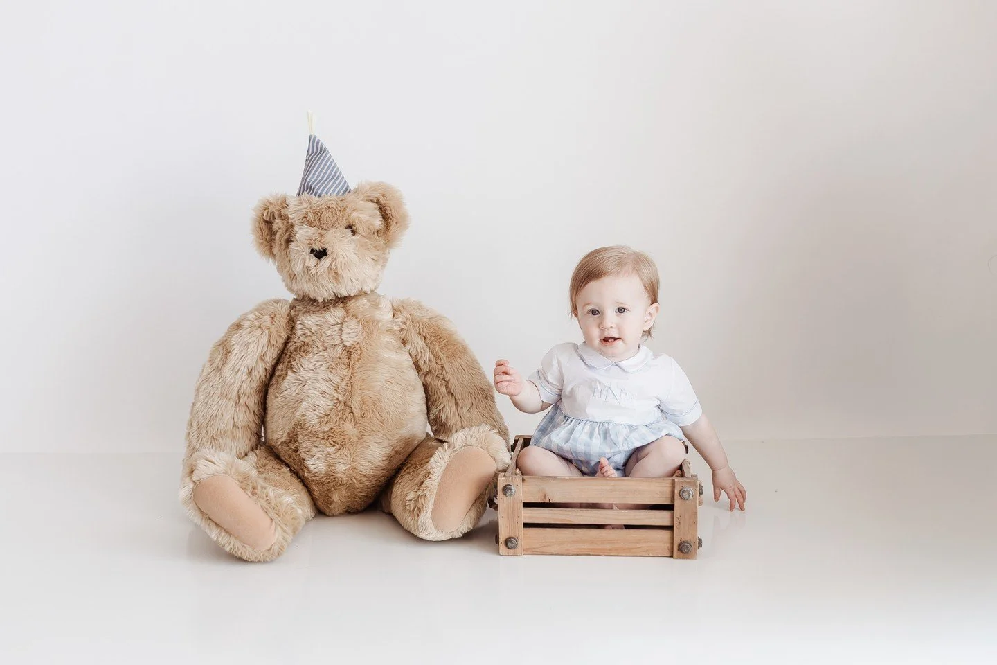 For this first birthday cake smash session, I kept everything clean and timeless so the focus stayed exactly where it belongs&hellip; on this sweet little birthday boy and the joy of celebrating his first year.

I love simple cake smash sessions with