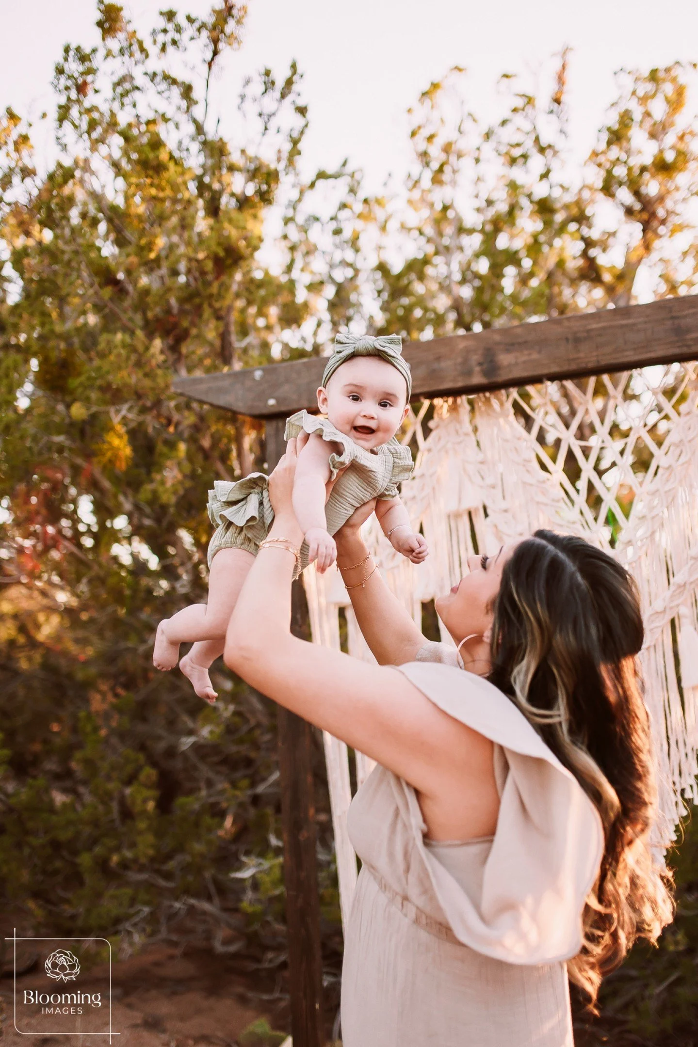 Motherhood Minis 2026 are almost here&hellip; and this year, you have three beautiful ways to capture it 🤍🌸

Choose your style:

1. Soft + feminine in-studio with a floral backdrop
2. Clean + timeless with a classic white backdrop
3. Outdoor at sun