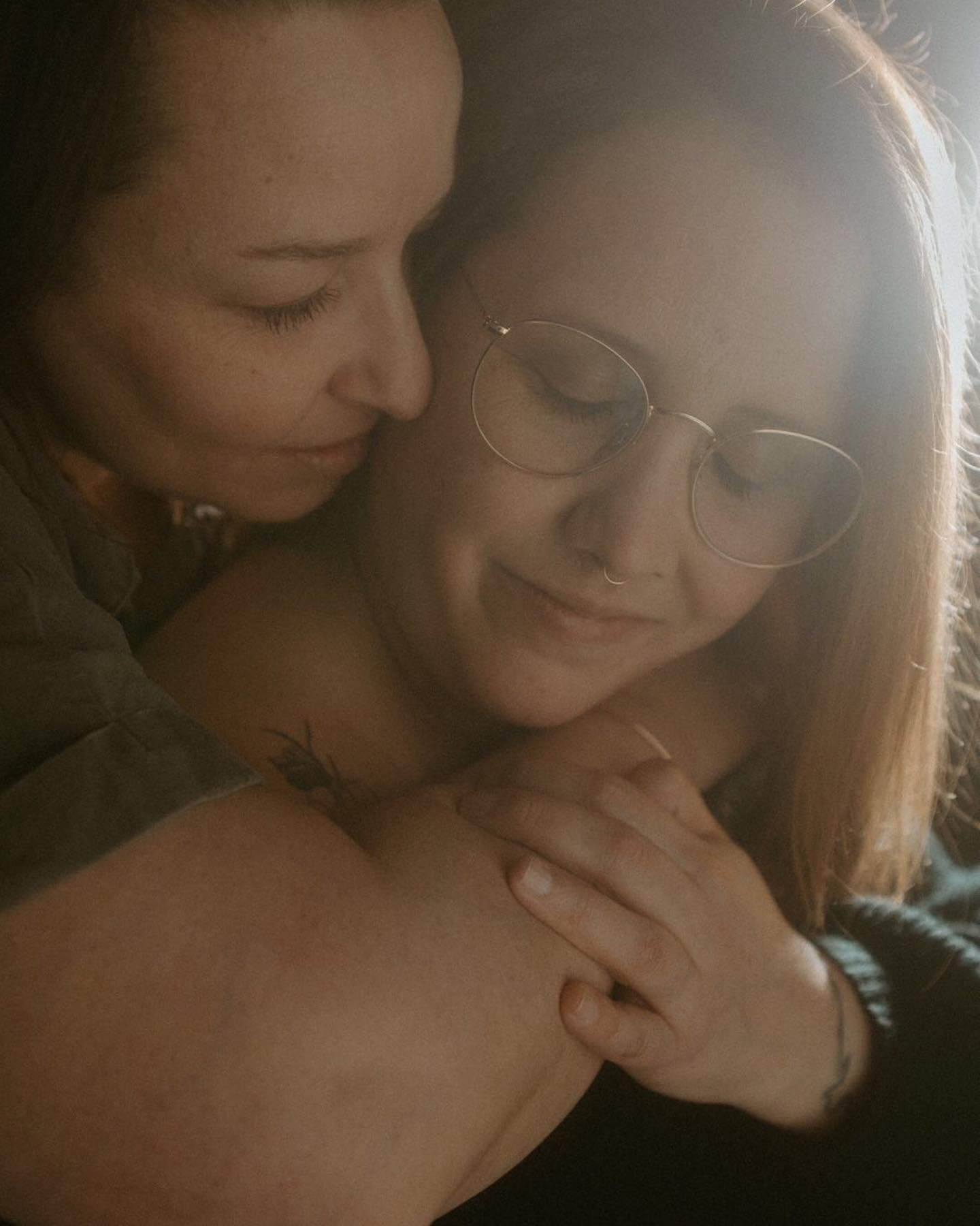 Creating studio test light effects with only one source !
Thank you Chantale and Valerie for being the cutest models.
#studiophotography #creativeshoot #coupleshoot #montrealphotographer #intimatephotosessions #testlight #suttonphotographer #portrait