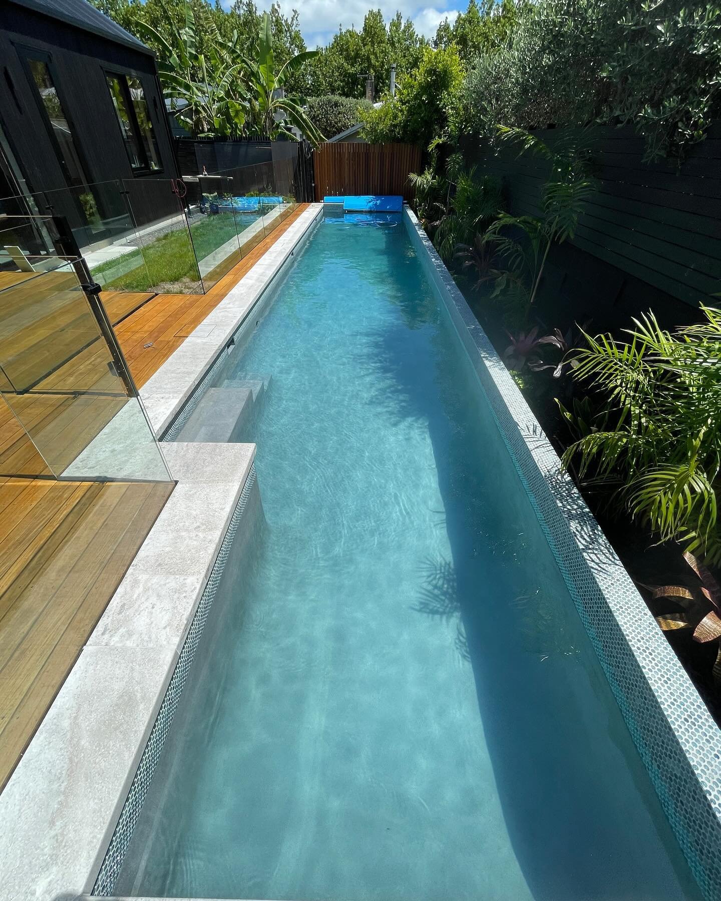 W H I T E  Q U A R T Z I T E - F L A M E D  F I N I S H

@auckland_pools completed this beautiful pool just prior to the festive season. What a beautiful space, enough to fit in a 14x3m! Our White Quartzite Dropface coping in the 1mx400 size was used