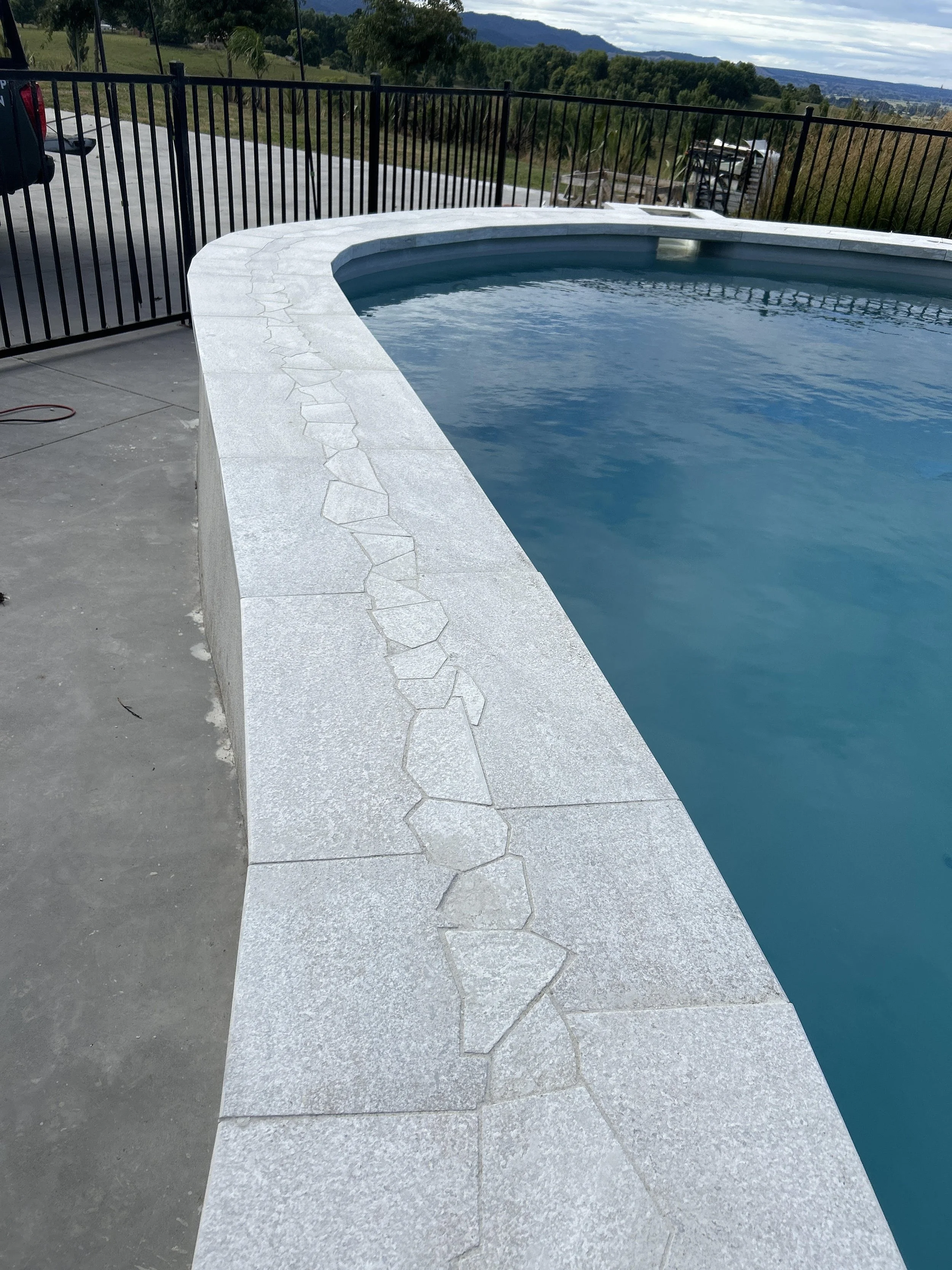 White Quartzite Dropface with Crazy Paving (Copy) (Copy) (Copy)