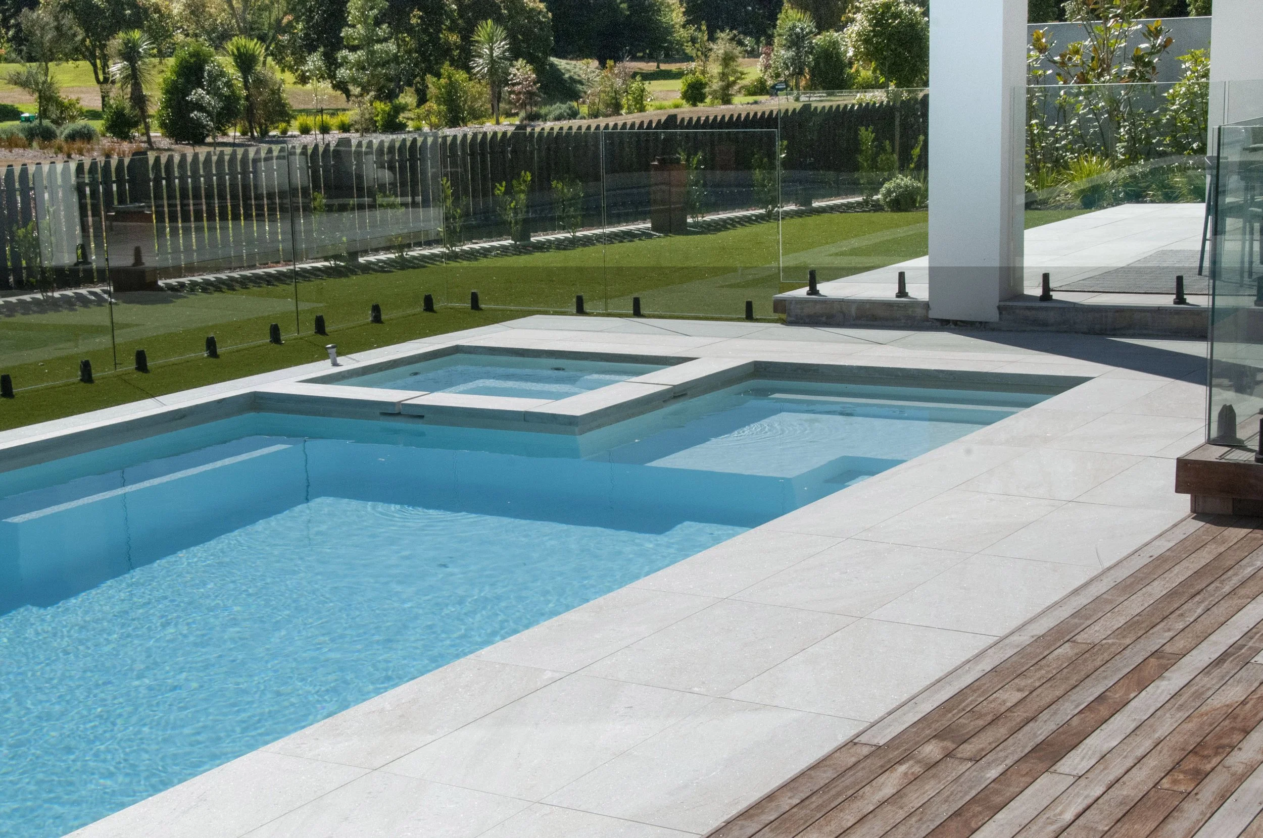 White Quartzite 1m Dropface with 1m x 500mm Paving (Copy) (Copy) (Copy) (Copy)