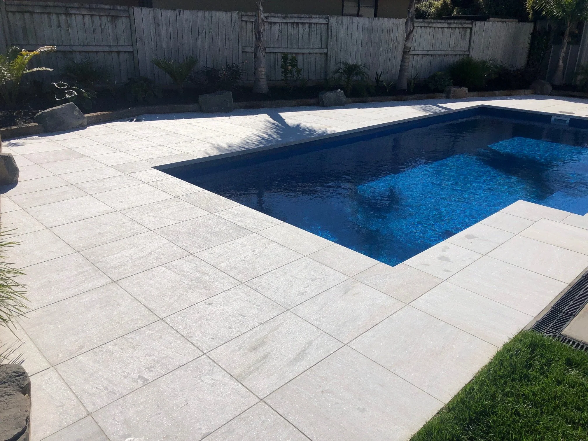 White Quartzite 600 x 350mm Dropface with 6 x 6 Paving (Copy) (Copy) (Copy) (Copy)