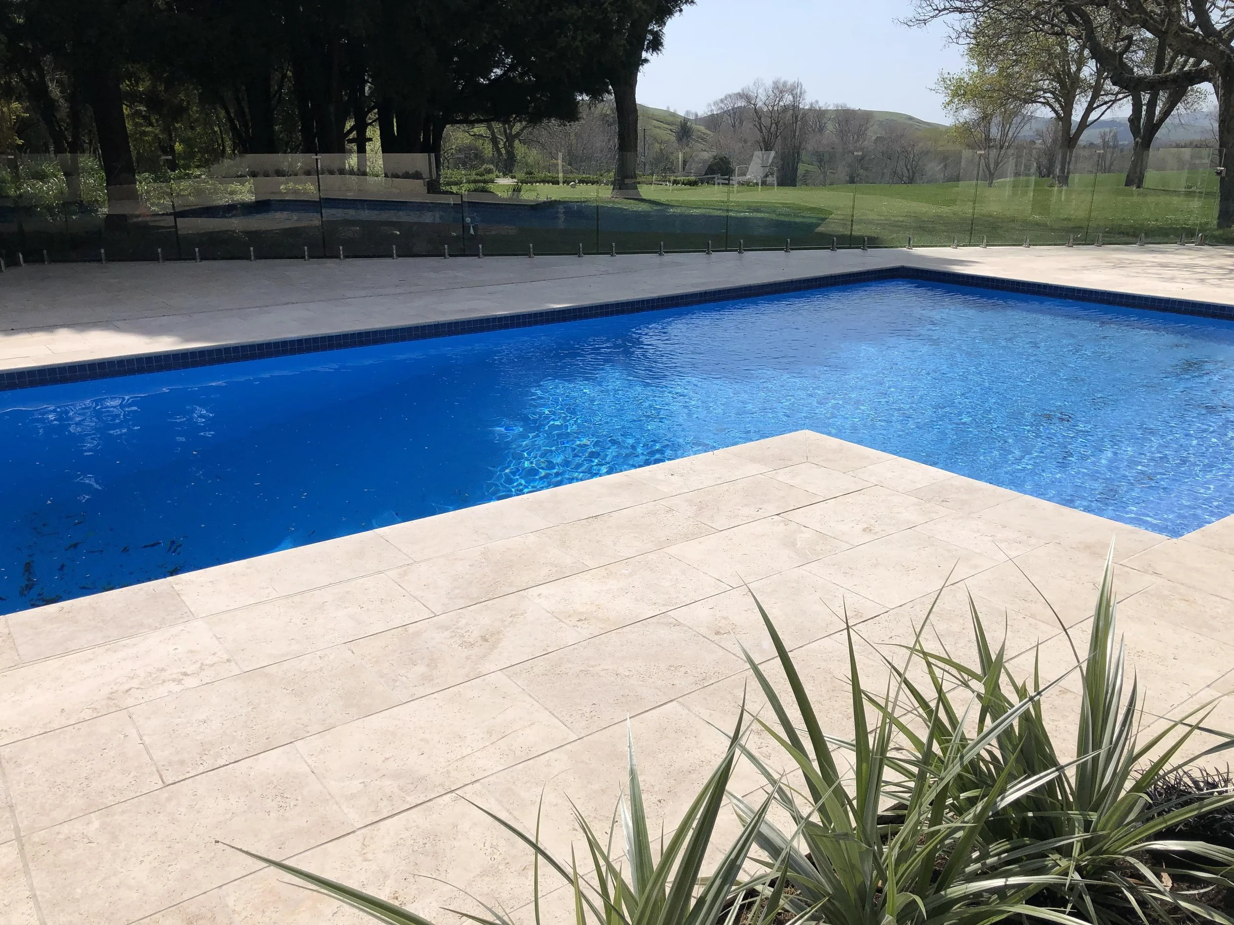 Classic Travertine Bullnose coping with 610 x 406mm Paving