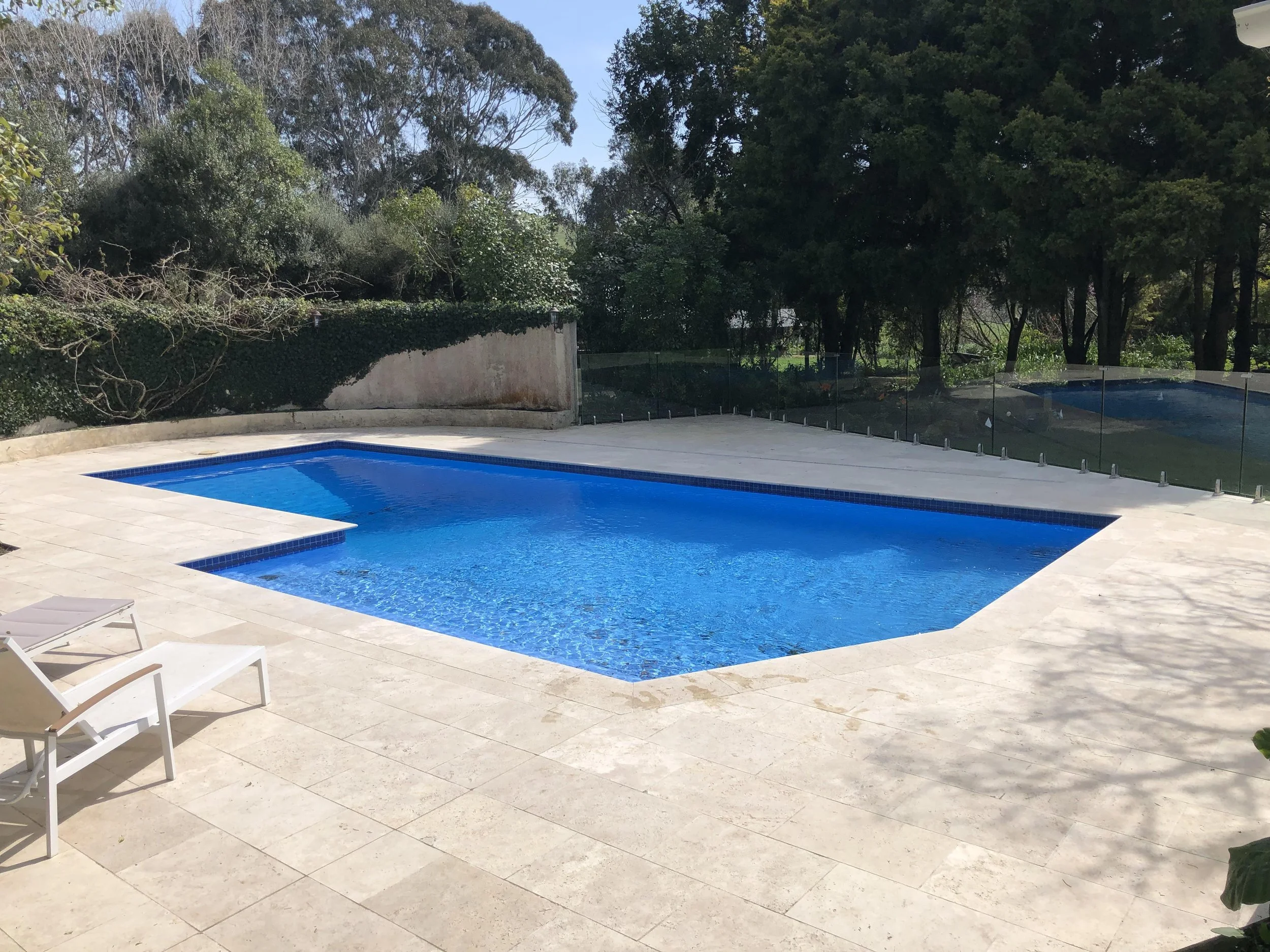 Classic Travertine Bullnose coping with 610 x 406mm Paving