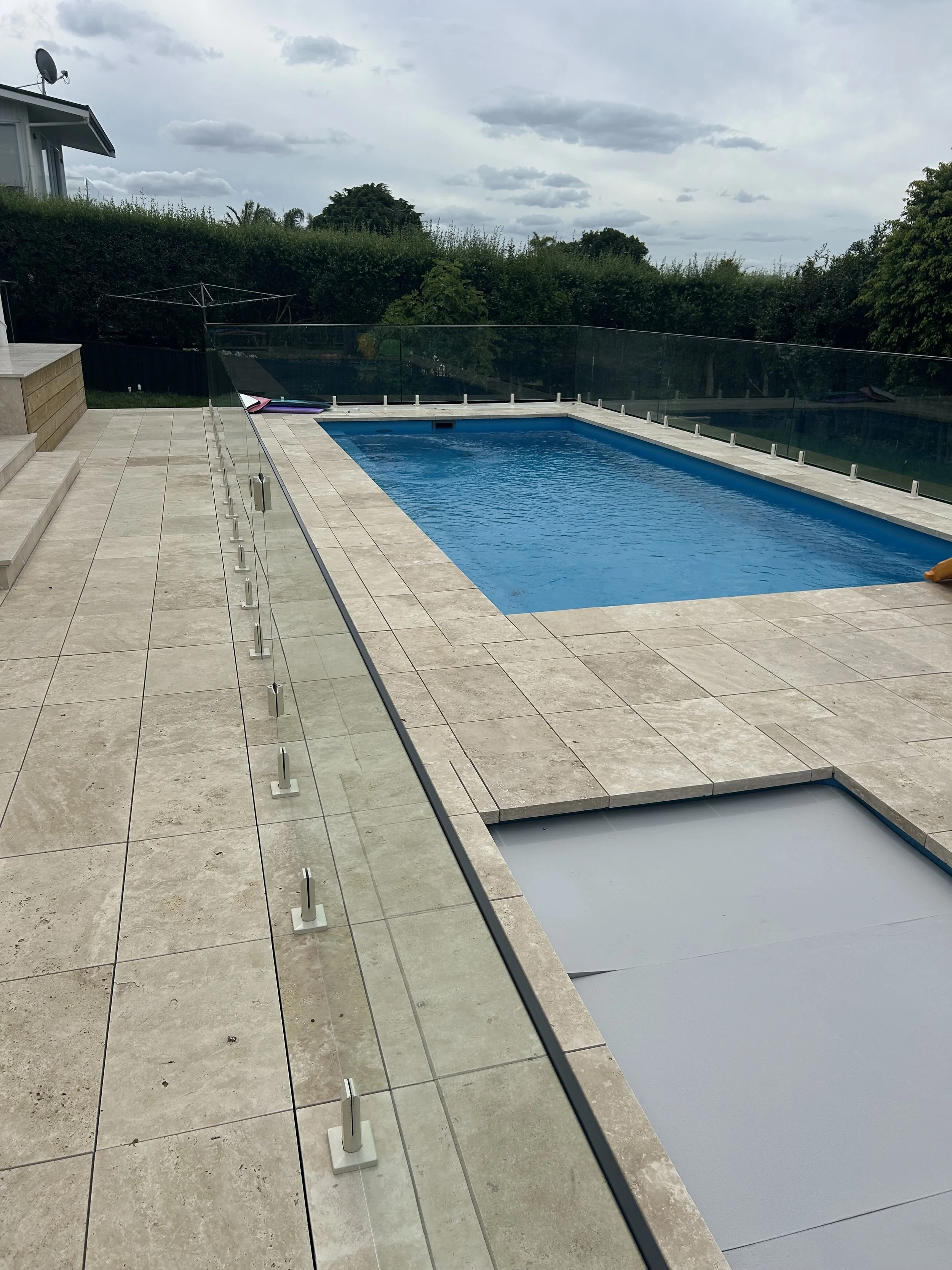 Classic Travertine with Dropface Coping and 610 x 406mm Paving