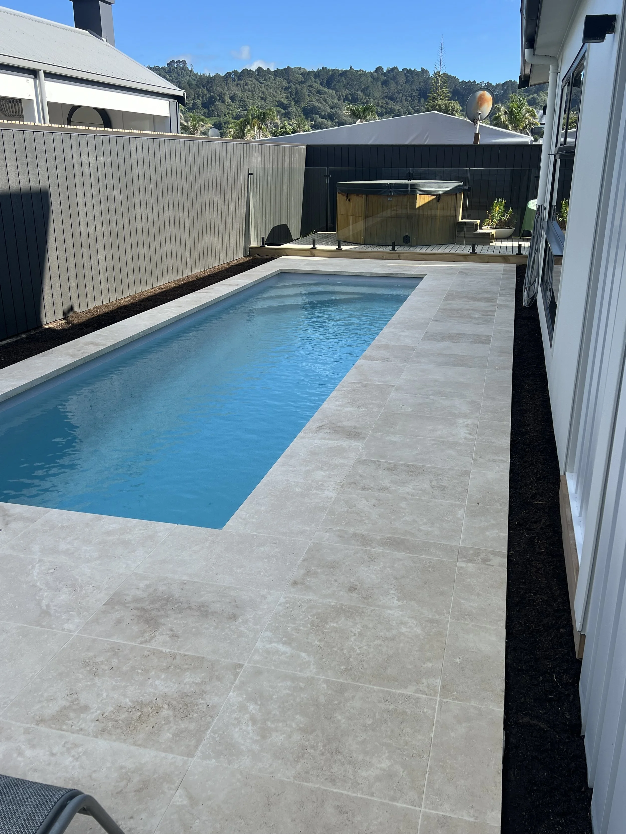 Classic Travertine with Dropface Coping and 610 x 406mm Paving