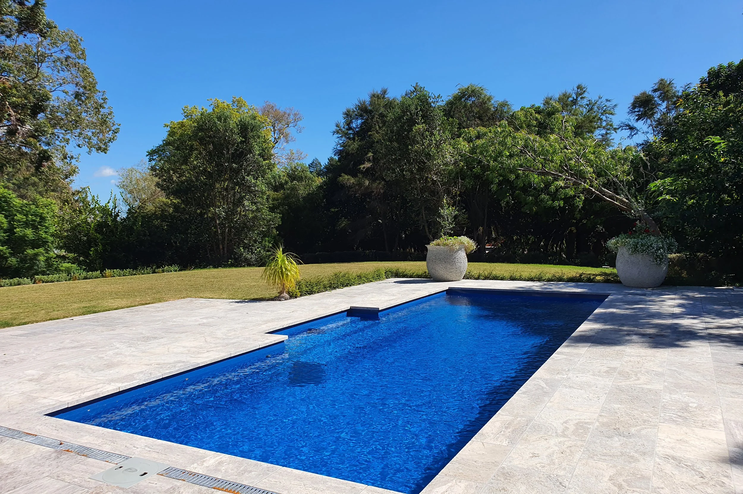 Silver Travertine Dropface Coping with 610x406 Paving