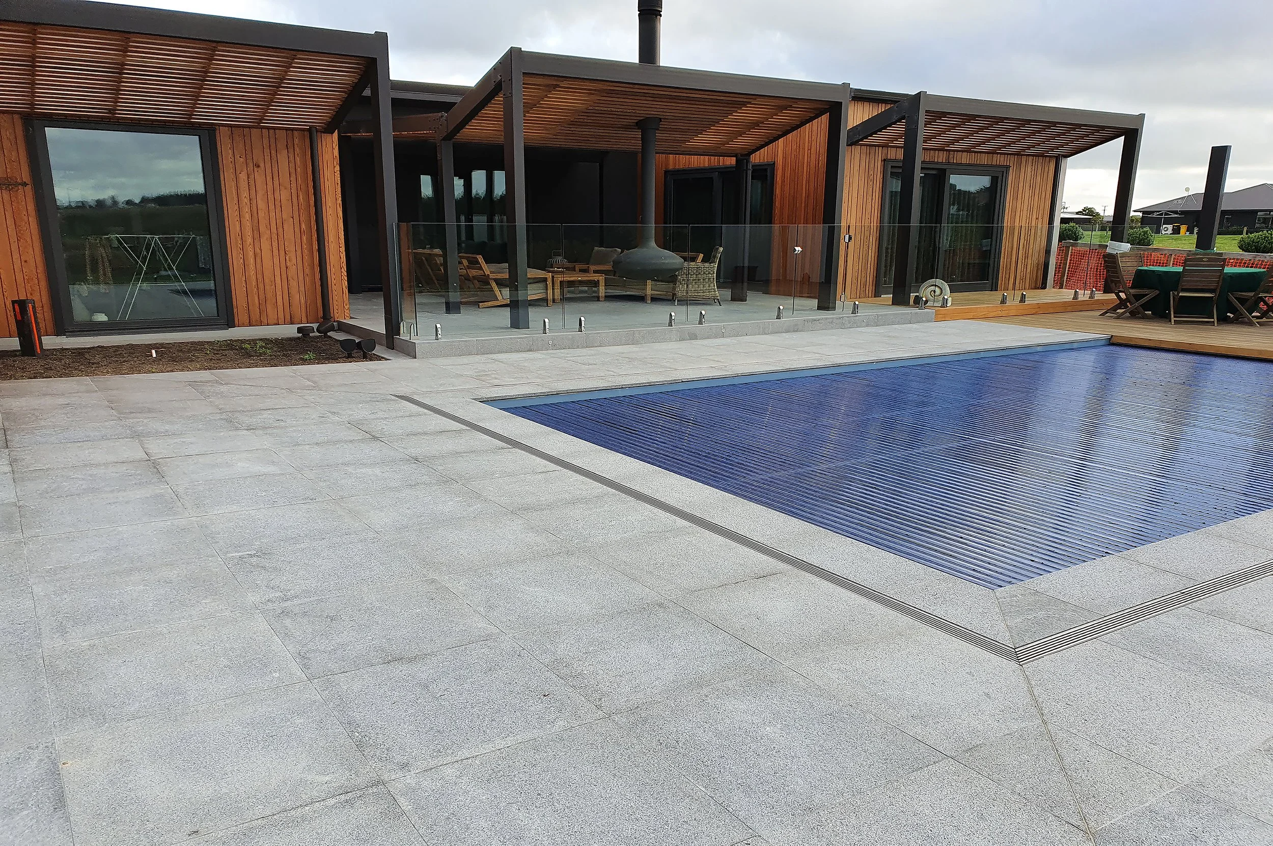 Grey Granite Dropface 600x350mm with 6x6 Paving