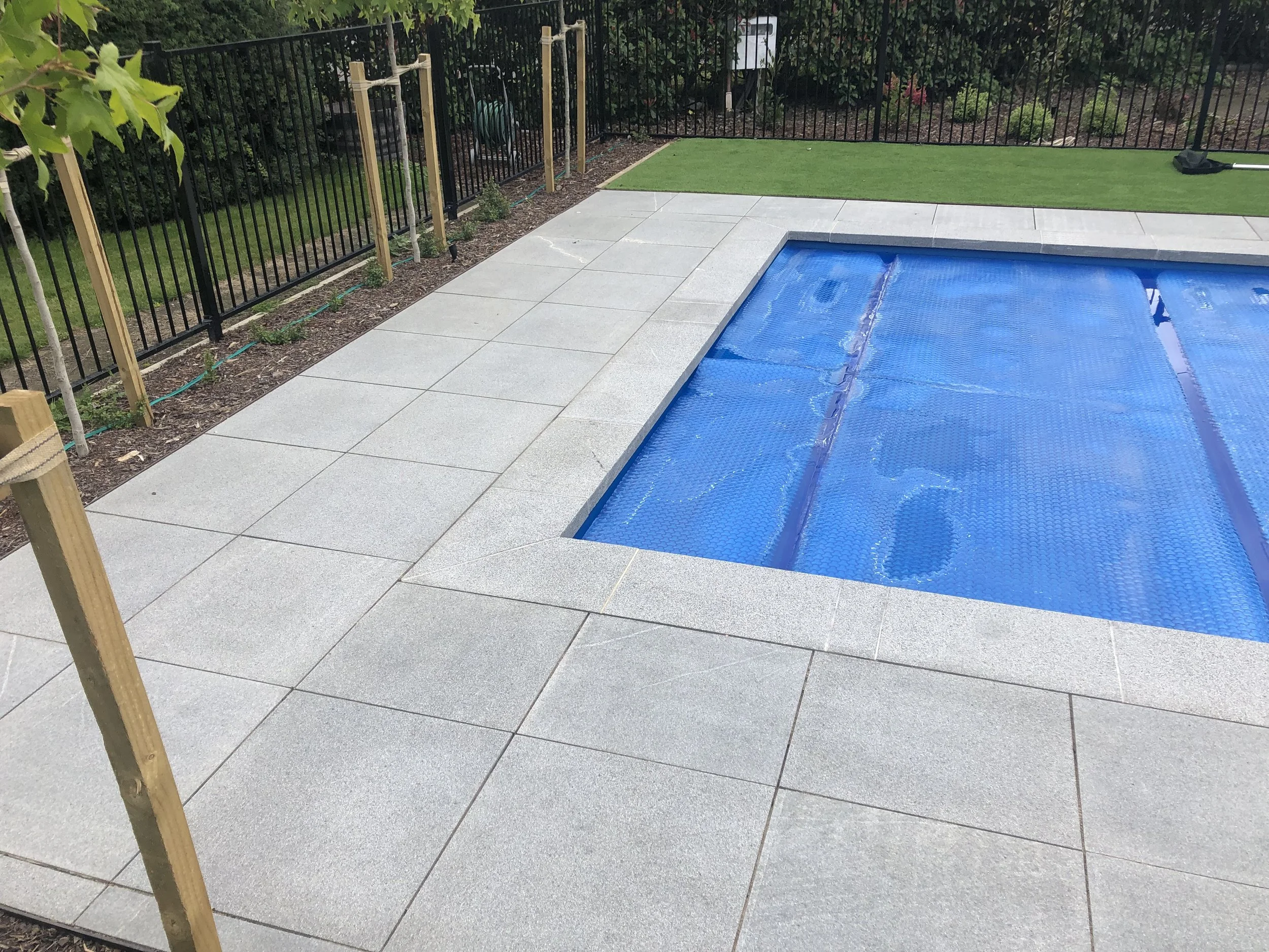 Grey Granite Dropface 600x350mm with 6x6 Paving