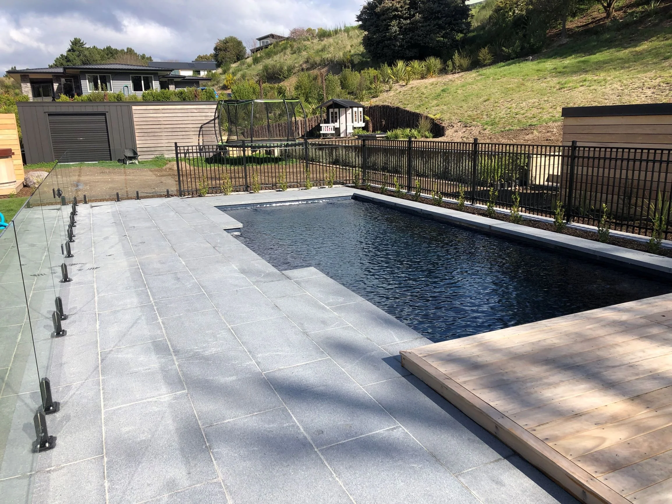 Grey Granite 1m Dropface with 1mx500mm Paving