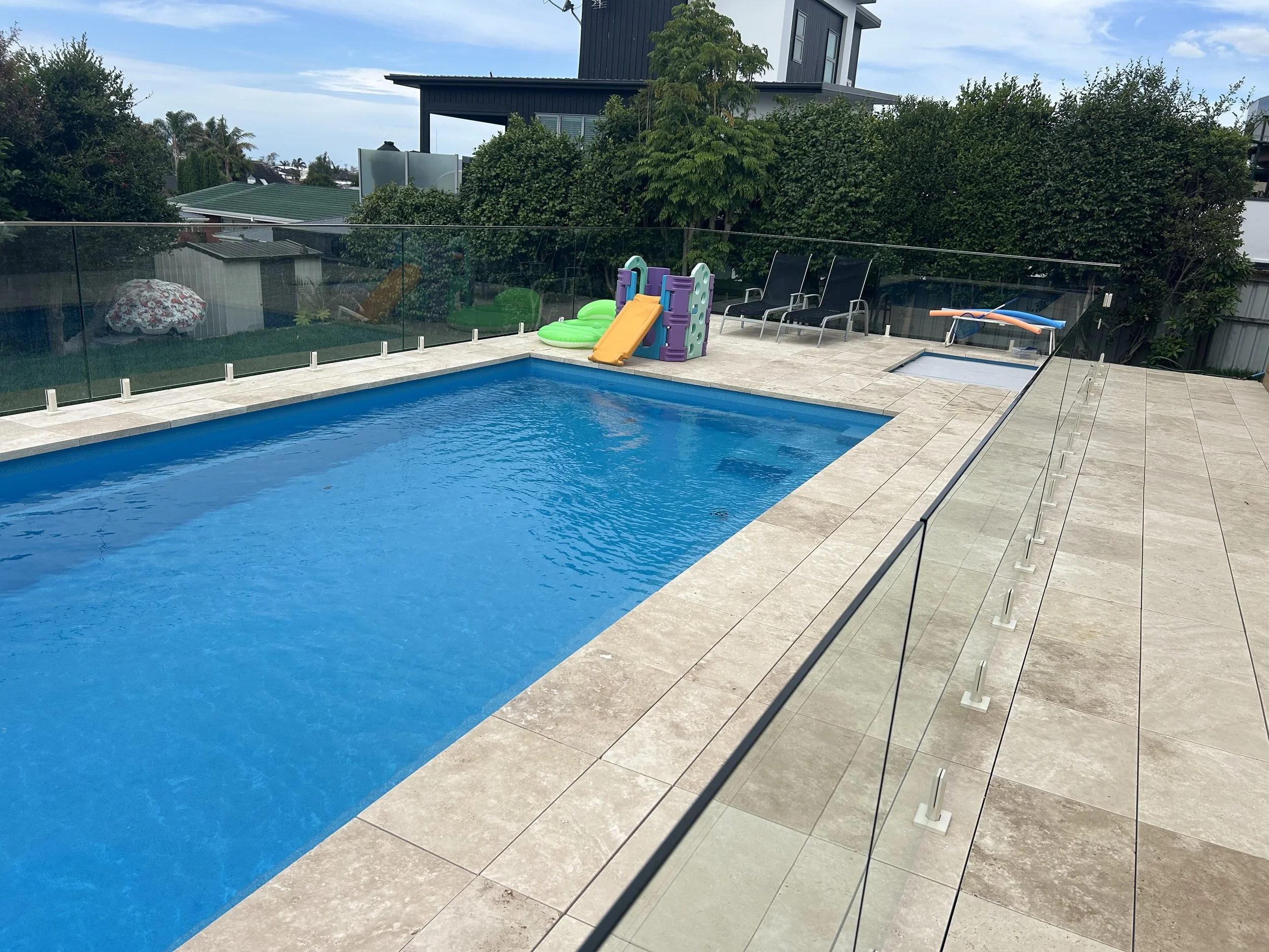 Classic Travertine with Dropface Coping and Paving