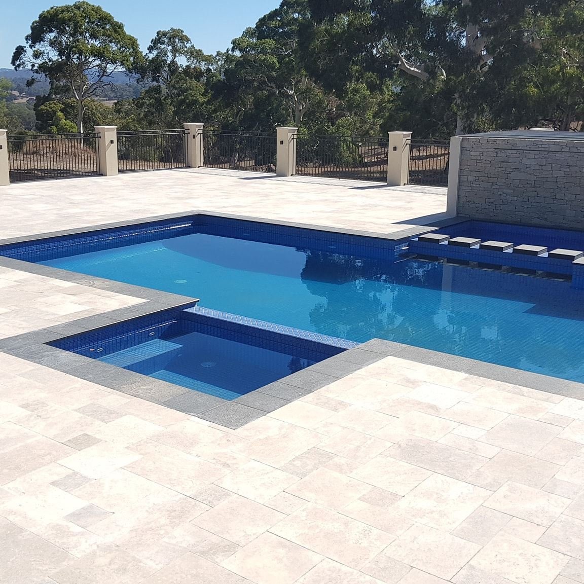 black-granite-coping-with-classic-travertine-paving_5.jpg